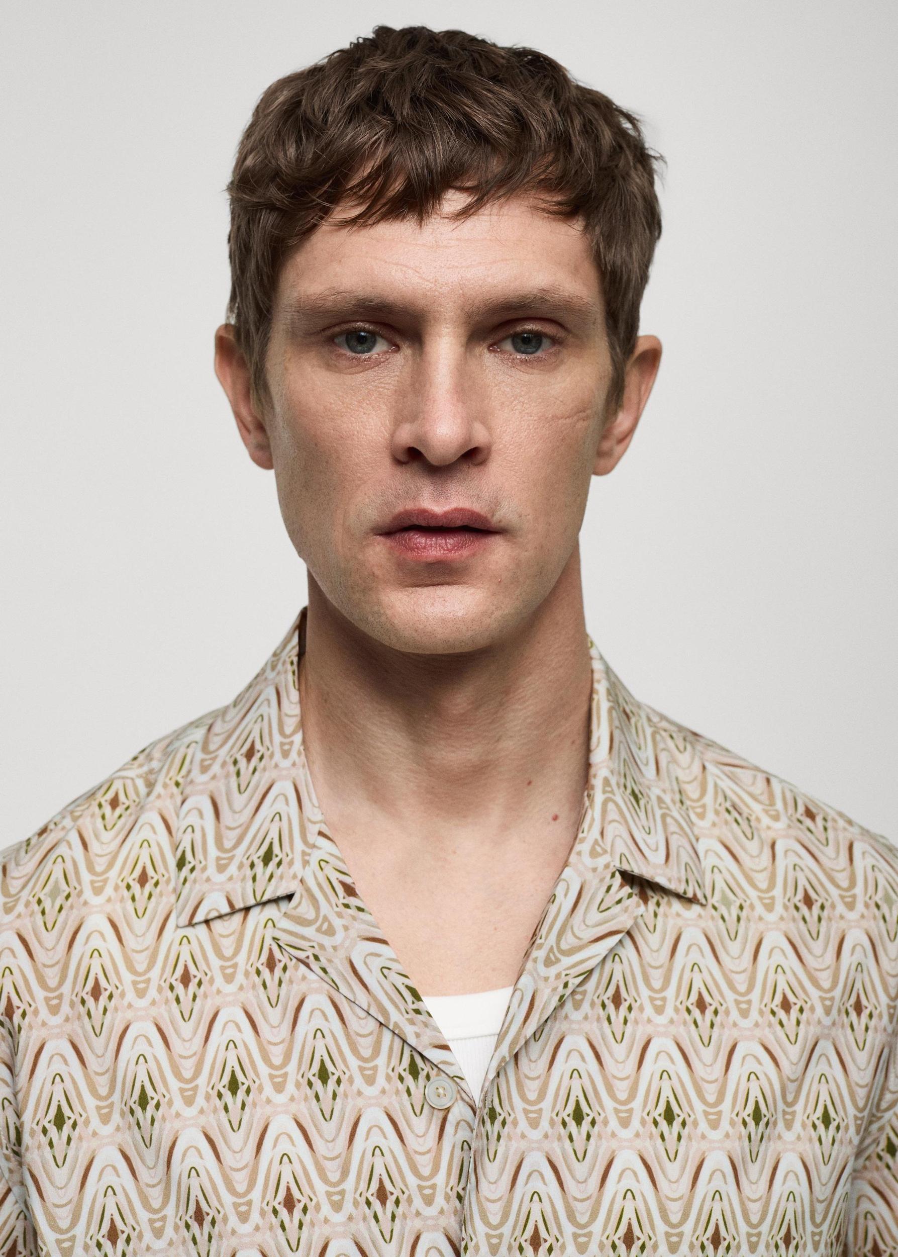 Printed flowing shirt with bowling collar - Men | MANGO USA Product Image