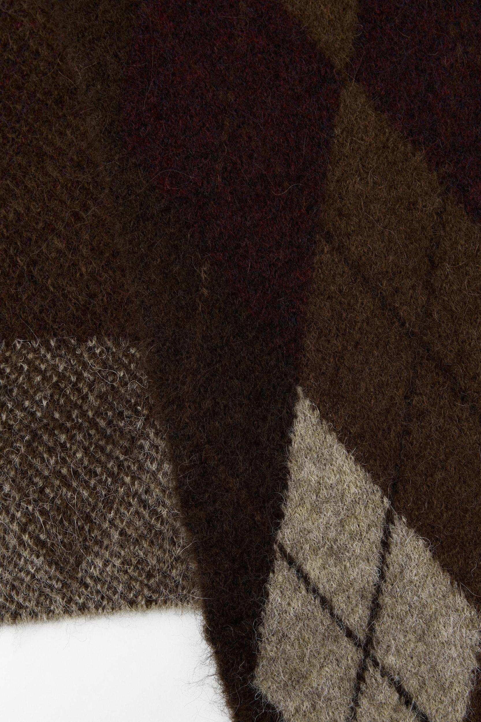 ARGYLE KNIT SCARF Product Image