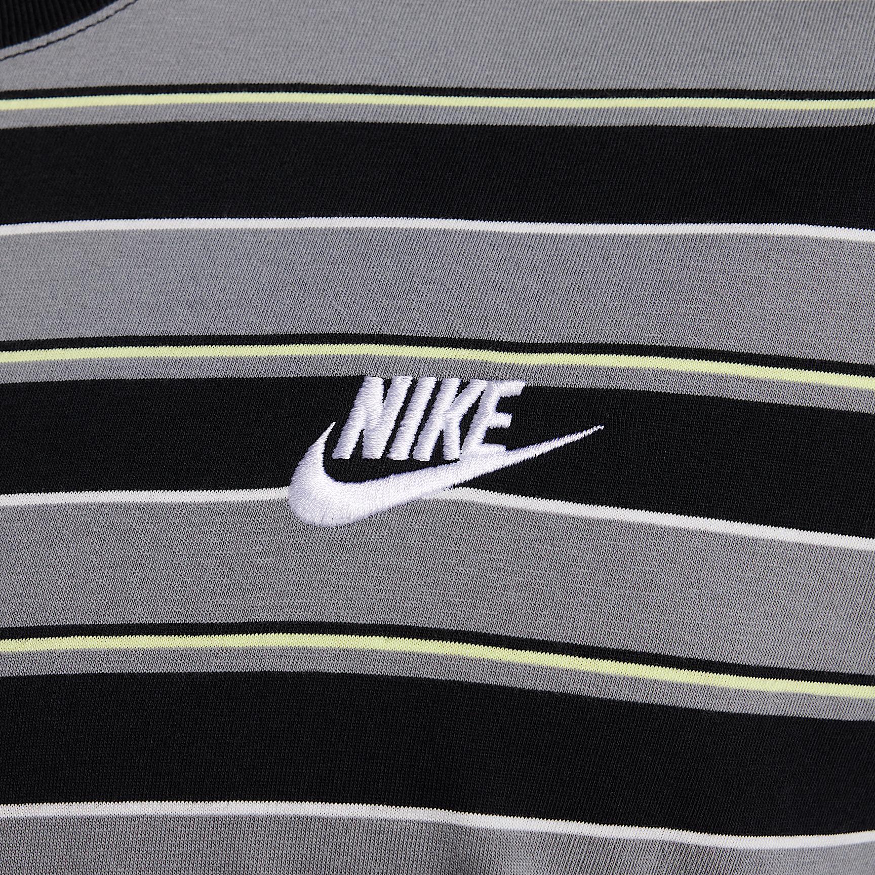 Nike Men's Club T-Shirt Product Image