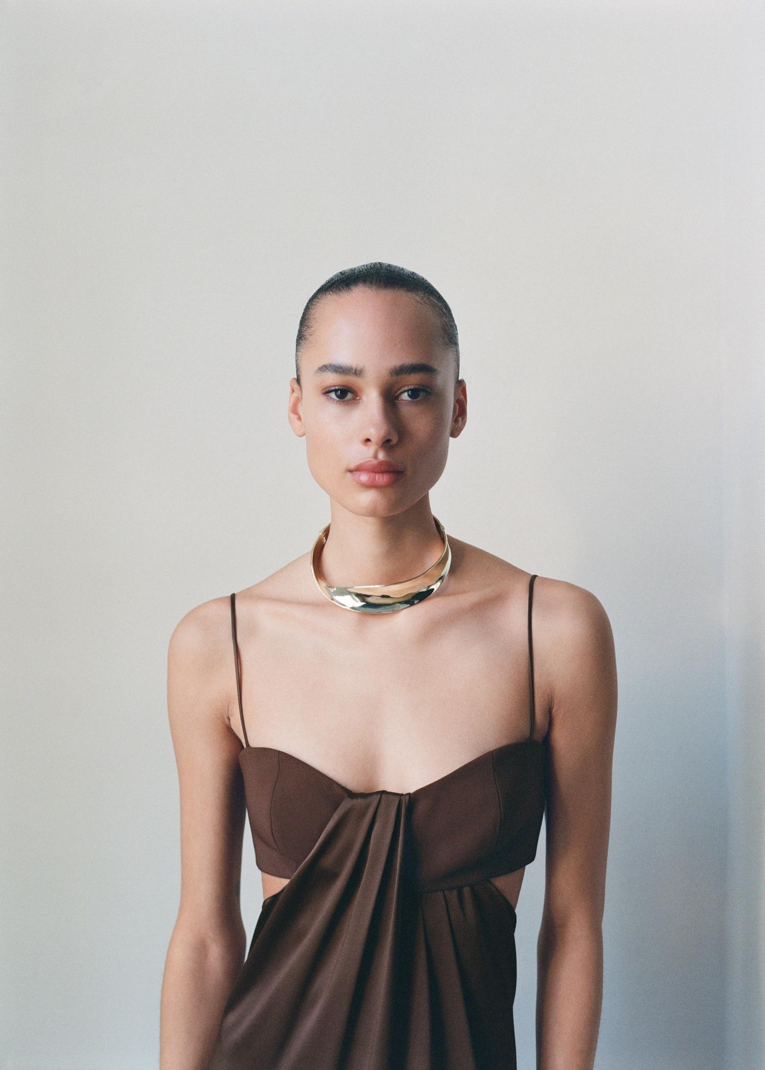 Rigid twisted collar - Women | MANGO USA Product Image