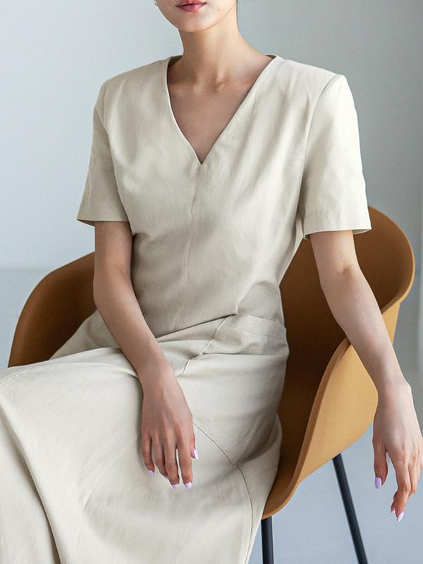 Simple Casual Solid Color Pleated Midi Dress Product Image