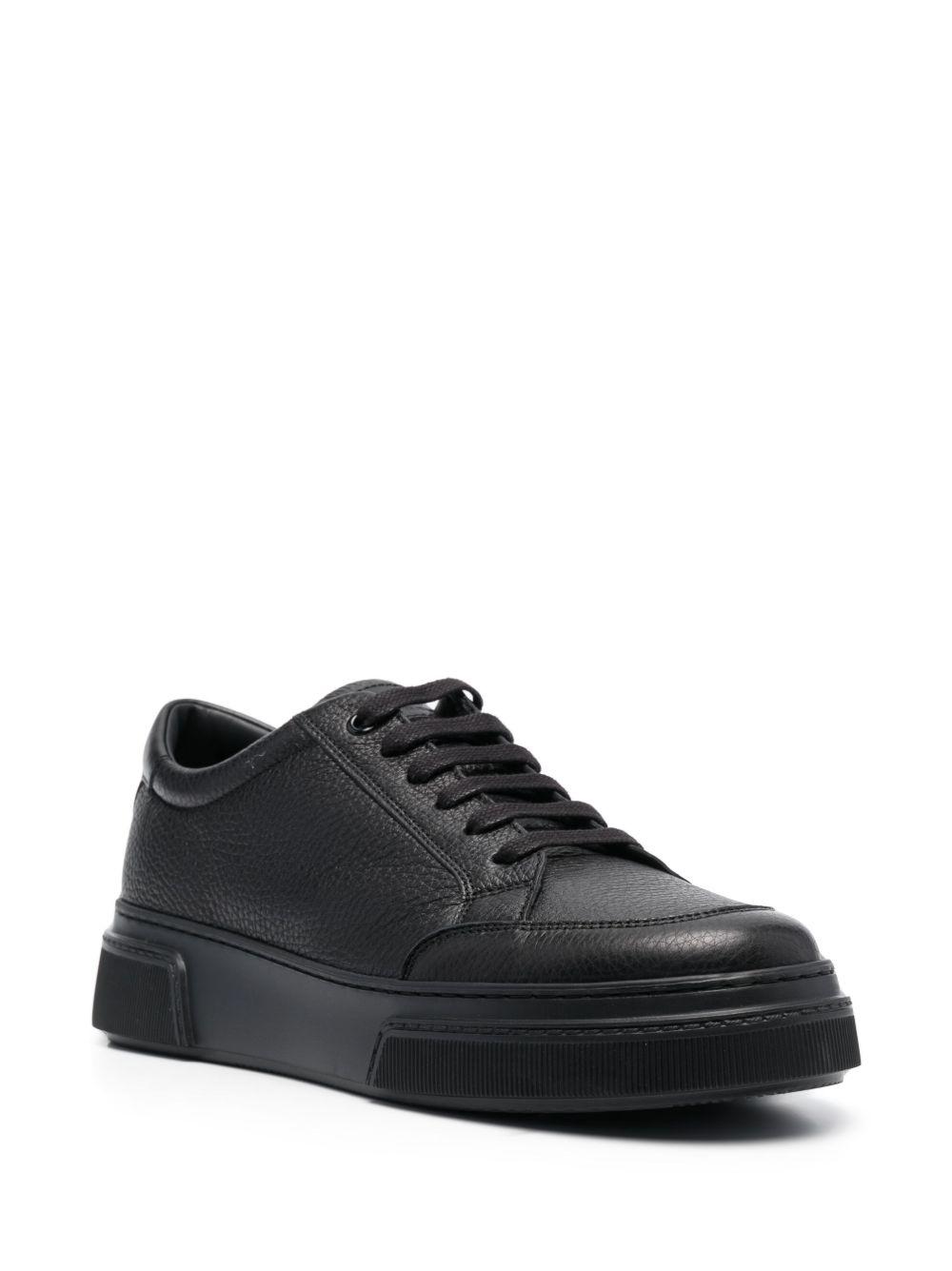 Herren pebbled leather sneakers Product Image