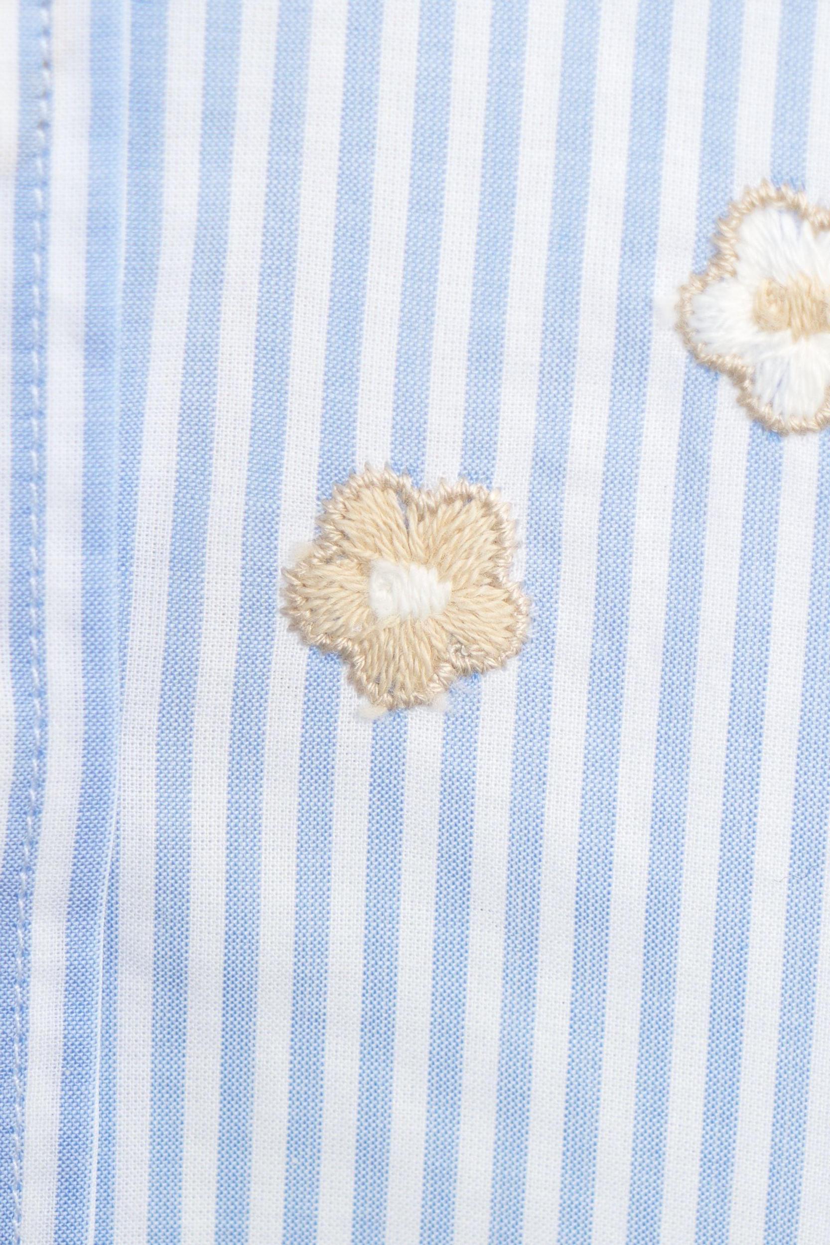 Blouse with flower embroidery Product Image