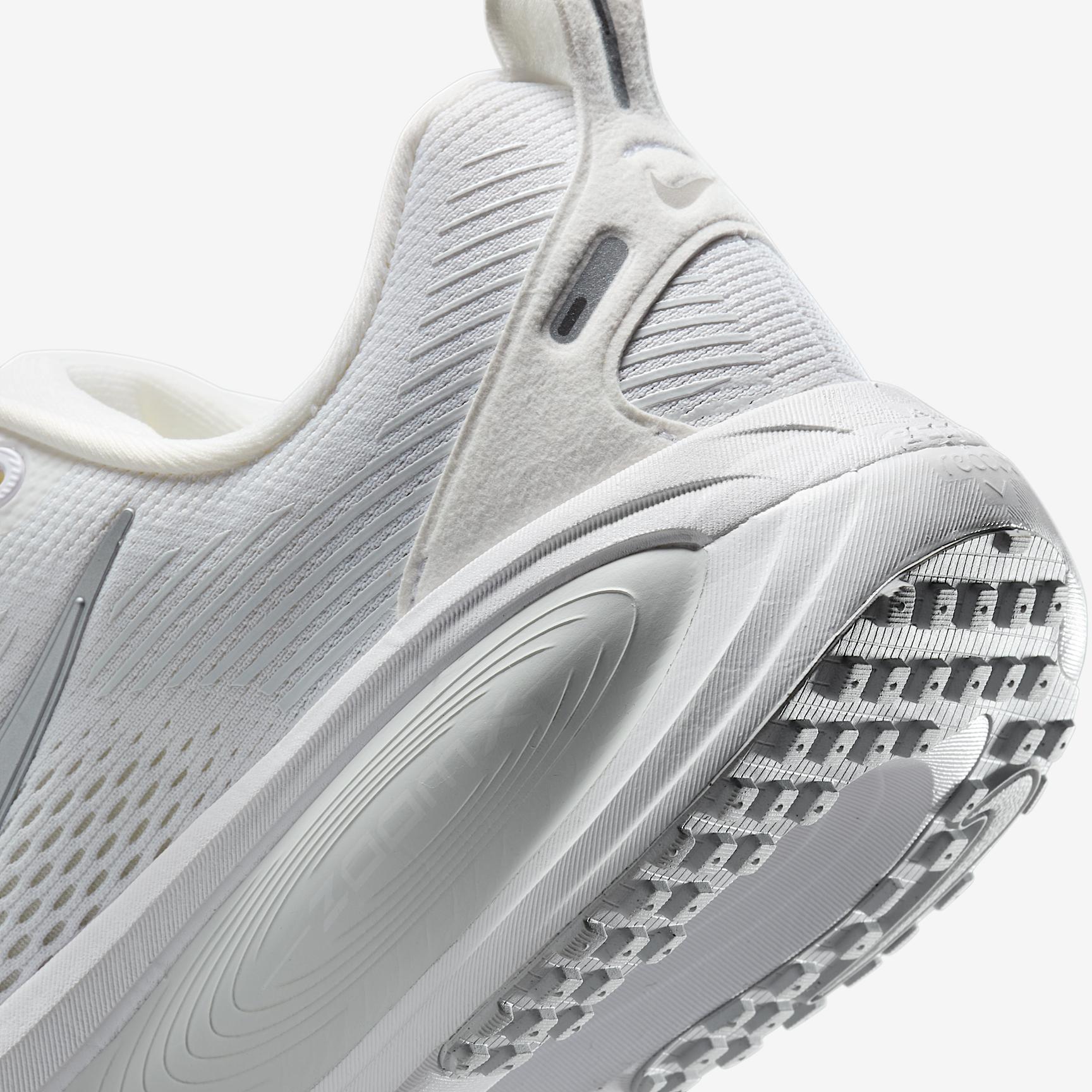 Nike Womens Vomero 18 Road Running Shoes | HM6804-104 Product Image