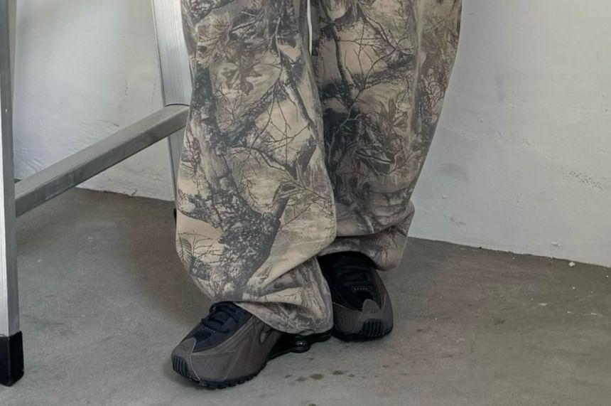 Low-Waist Camo Print Balloon Jeans Product Image