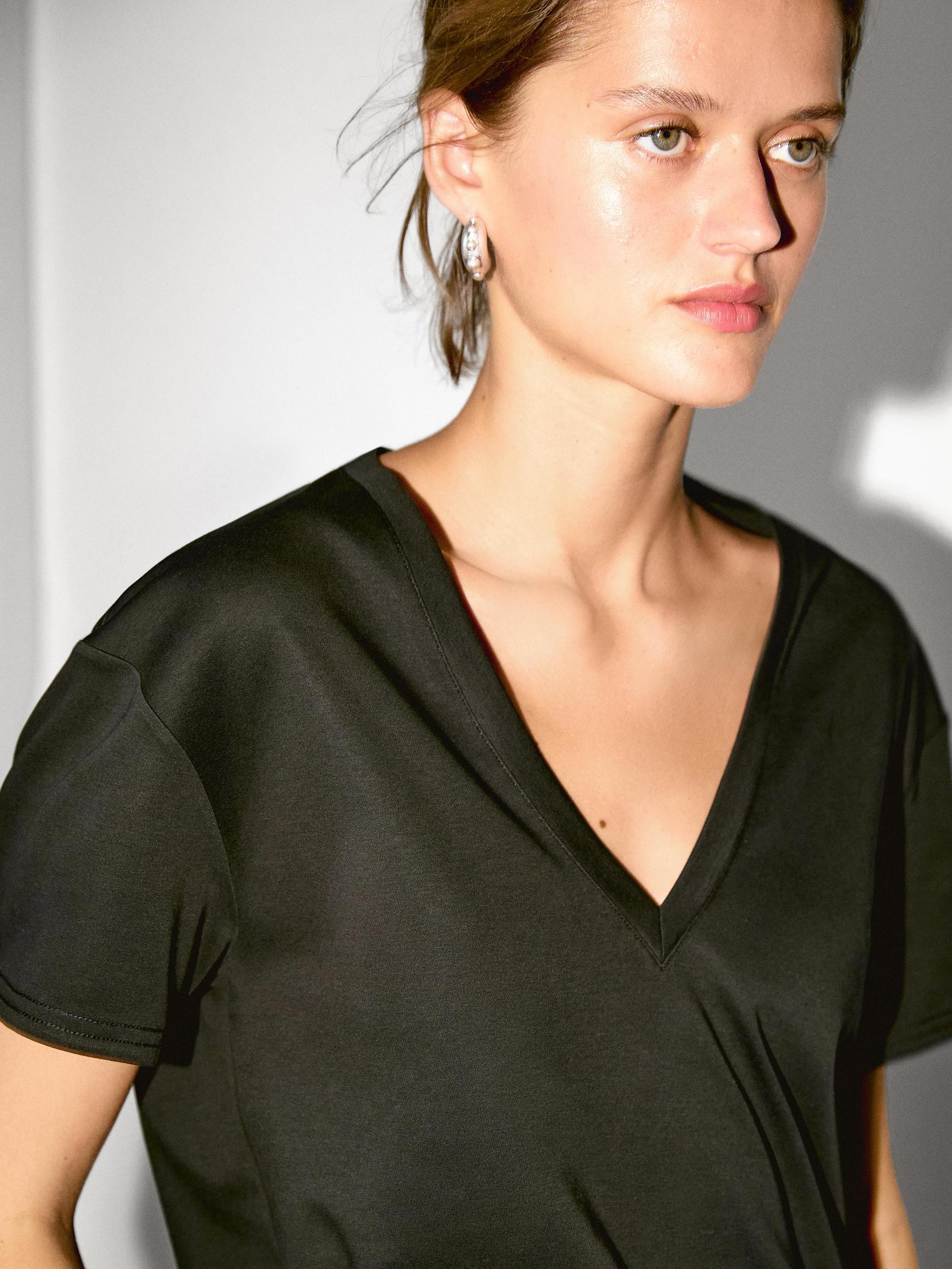 100% cotton V-neck T-shirt Product Image