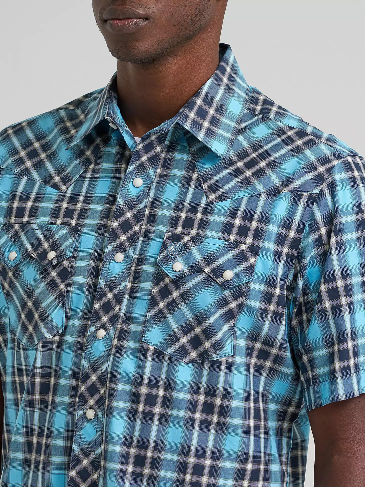 Men's Wrangler Retro® Short Sleeve Sawtooth Pocket Western Snap Shirt n Black Product Image