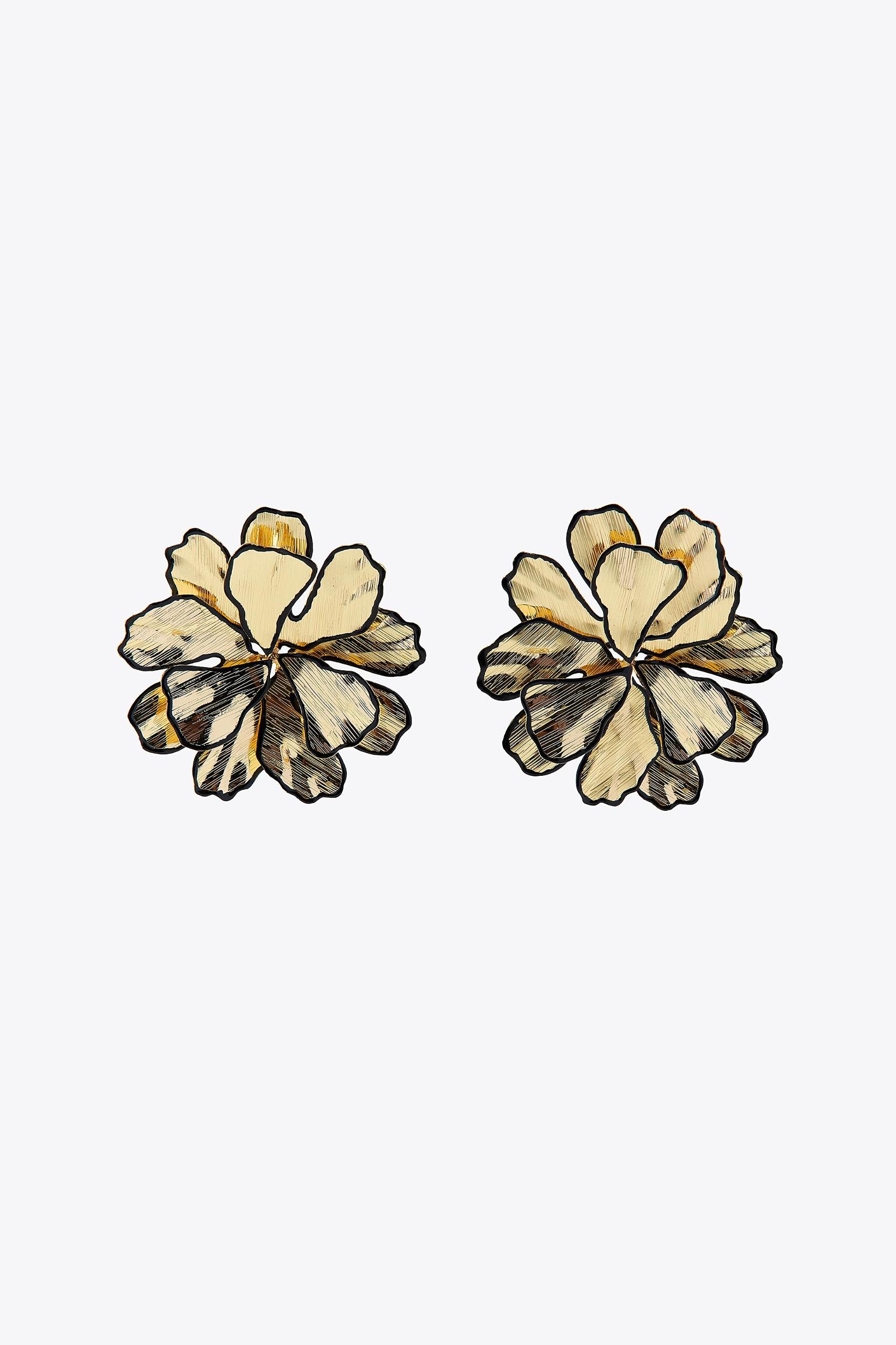 TEXTURED FLOWER EARRINGS Product Image