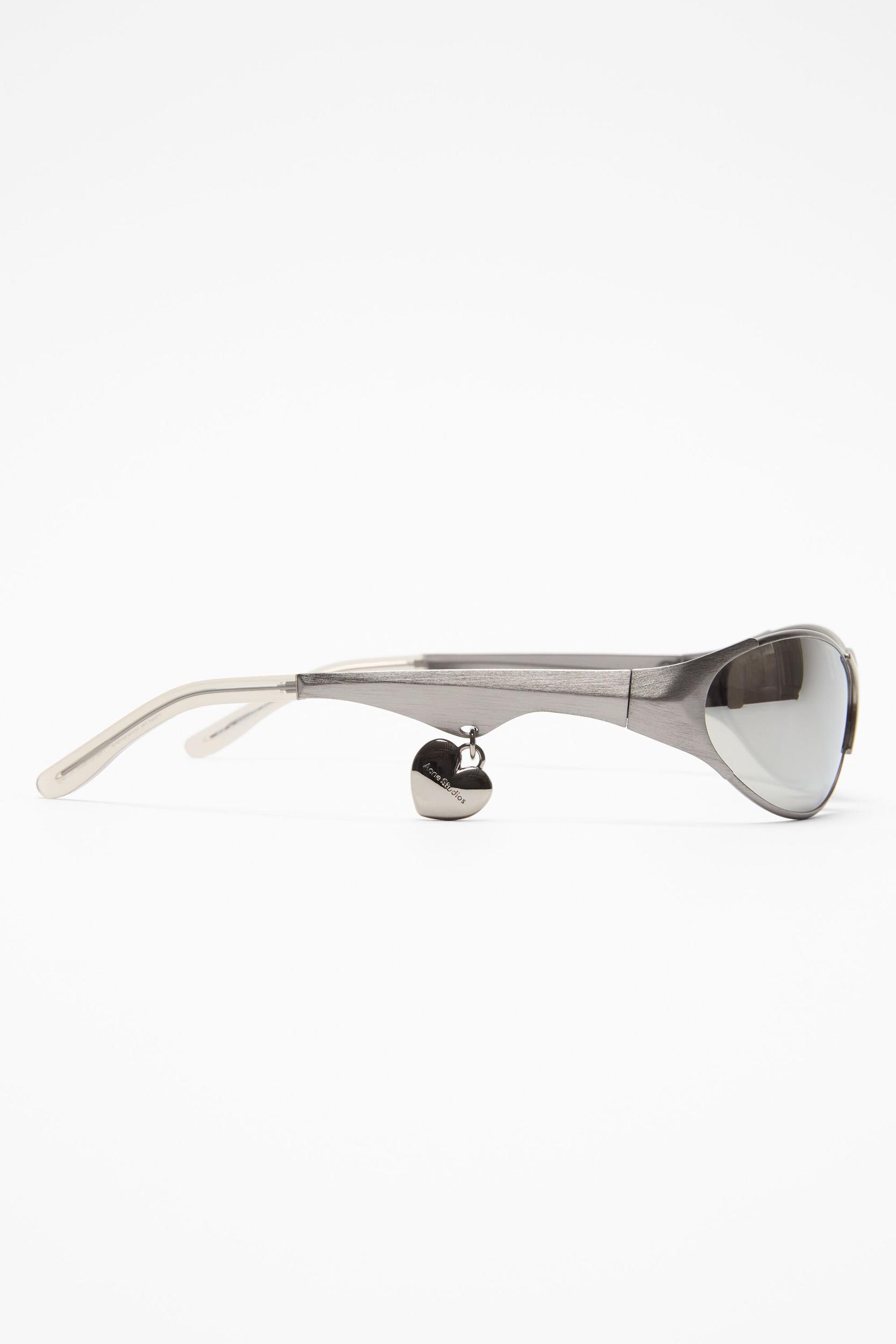 Metal frame charm sunglasses Product Image