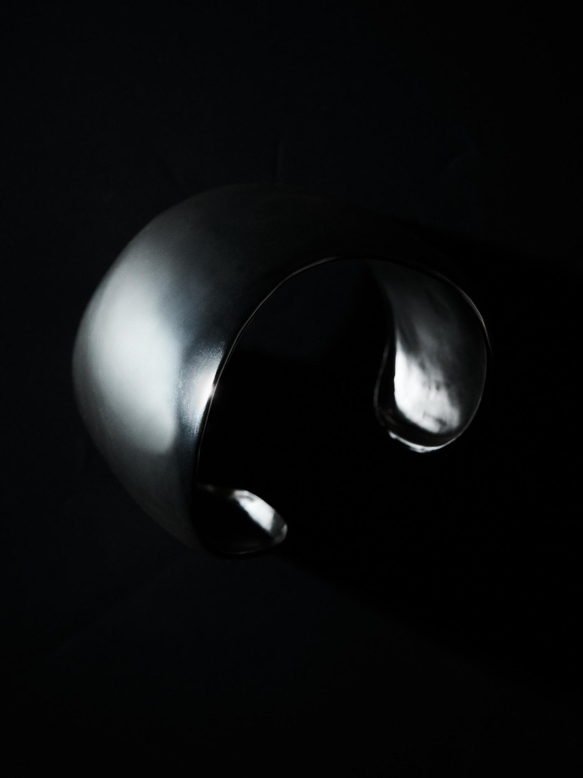 Wide rounded bracelet Product Image