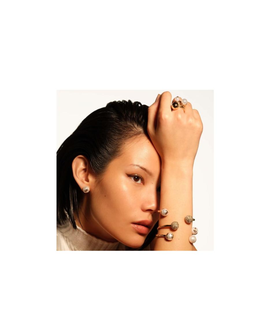 debossed-logo pearl earrings  Product Image