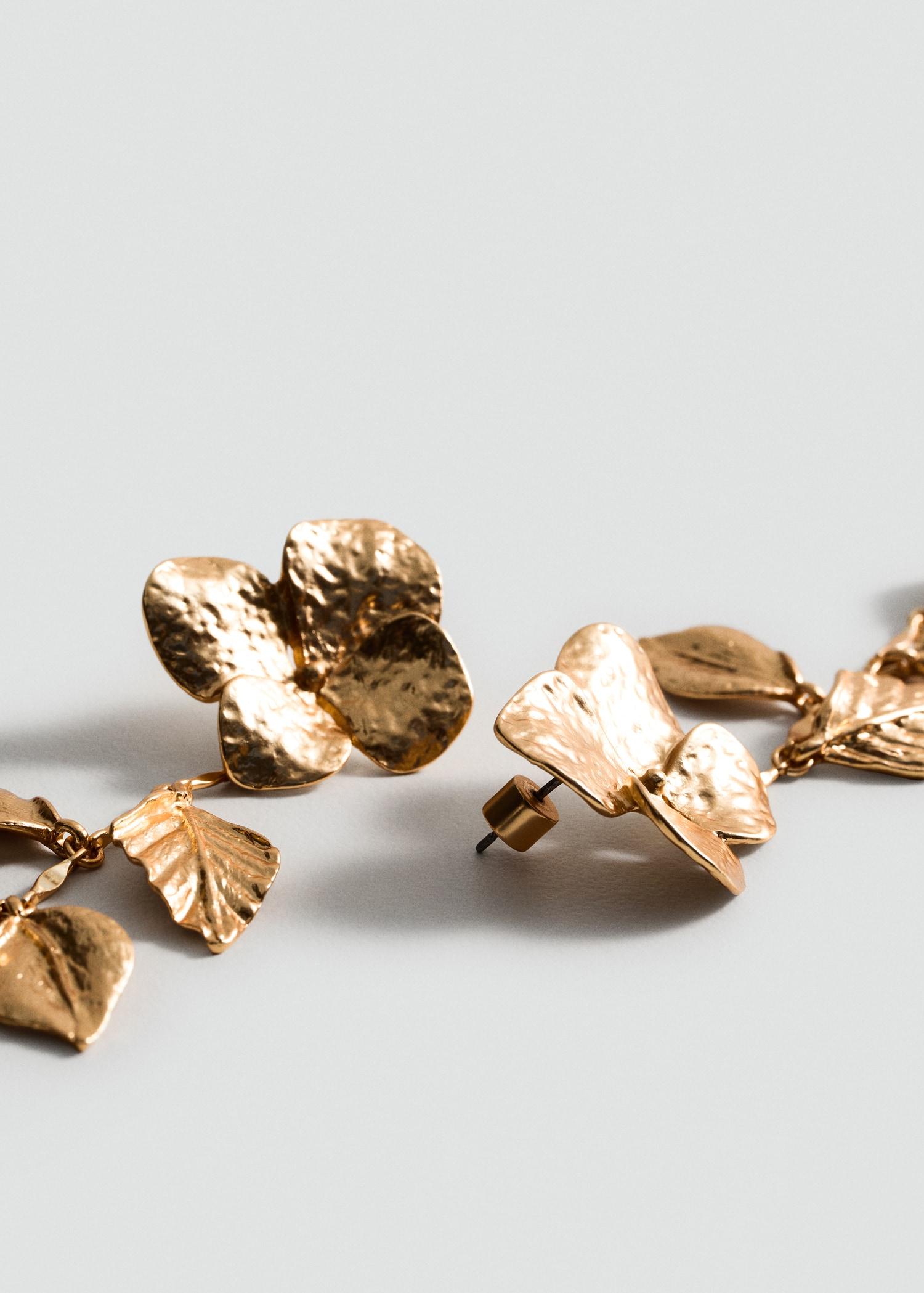 Metallic-flower hanging earrings - Women | MANGO USA Product Image
