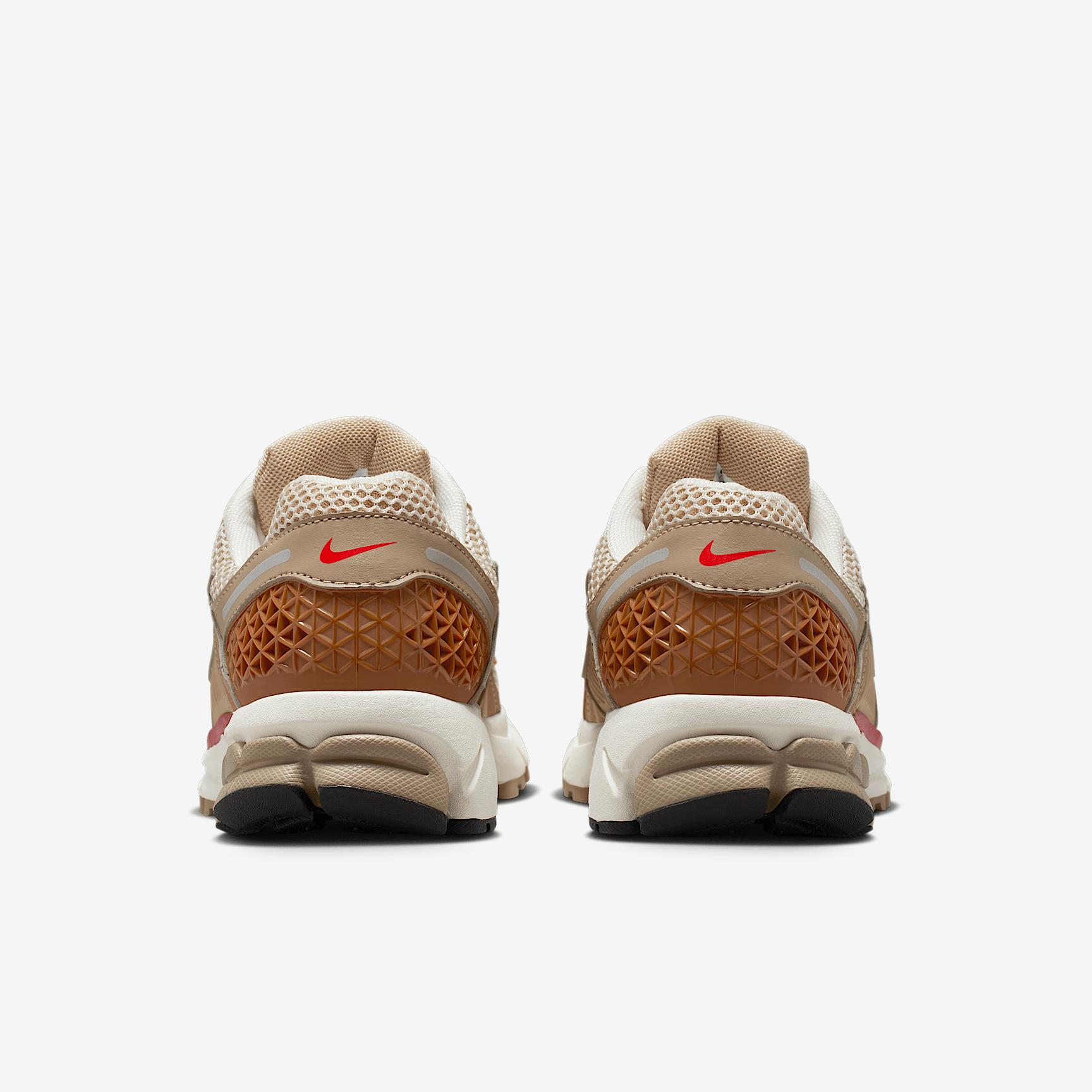 Nike Womens Zoom Vomero Shoes | HV0826-247 Product Image