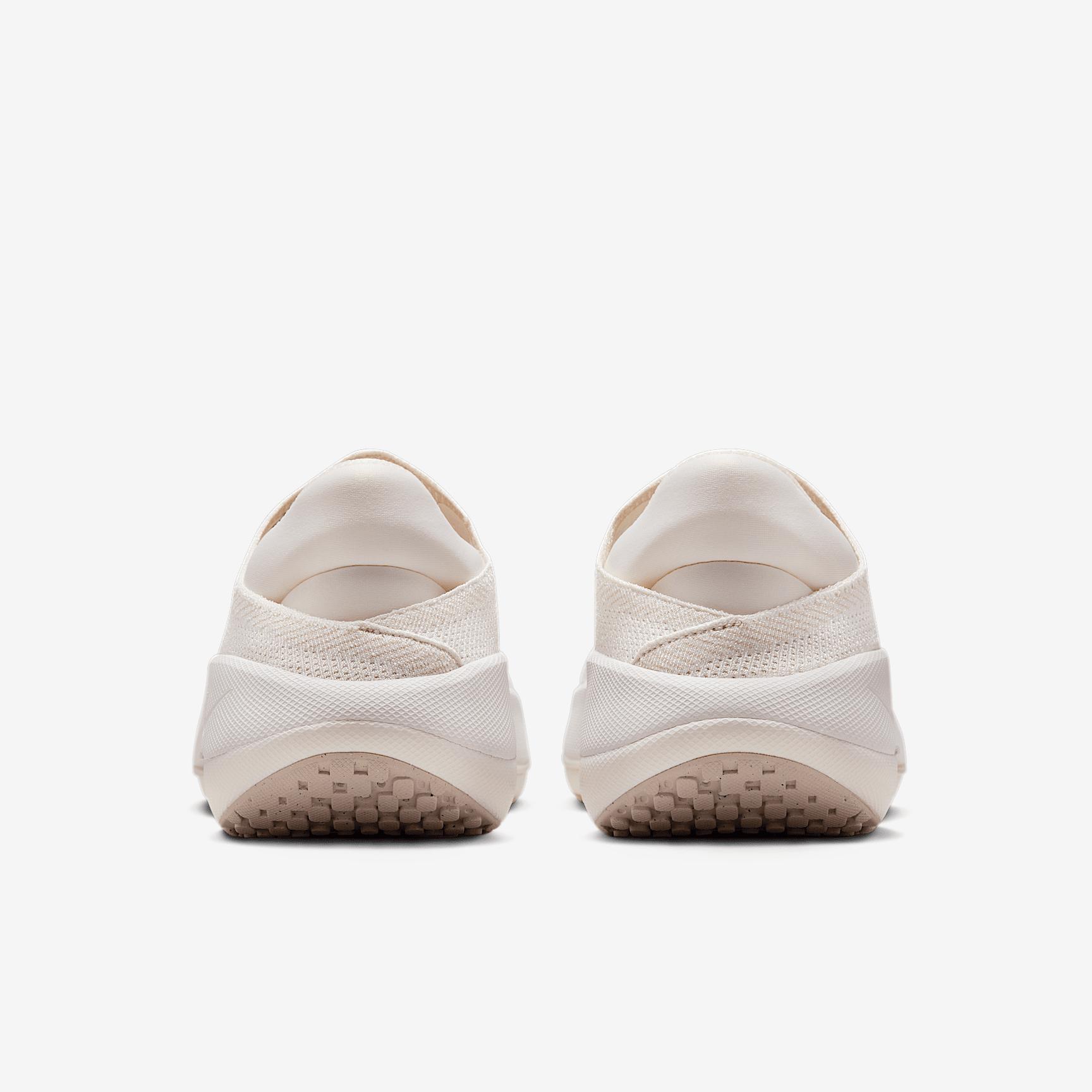 Nike Women's Reina EasyOn Shoes Product Image