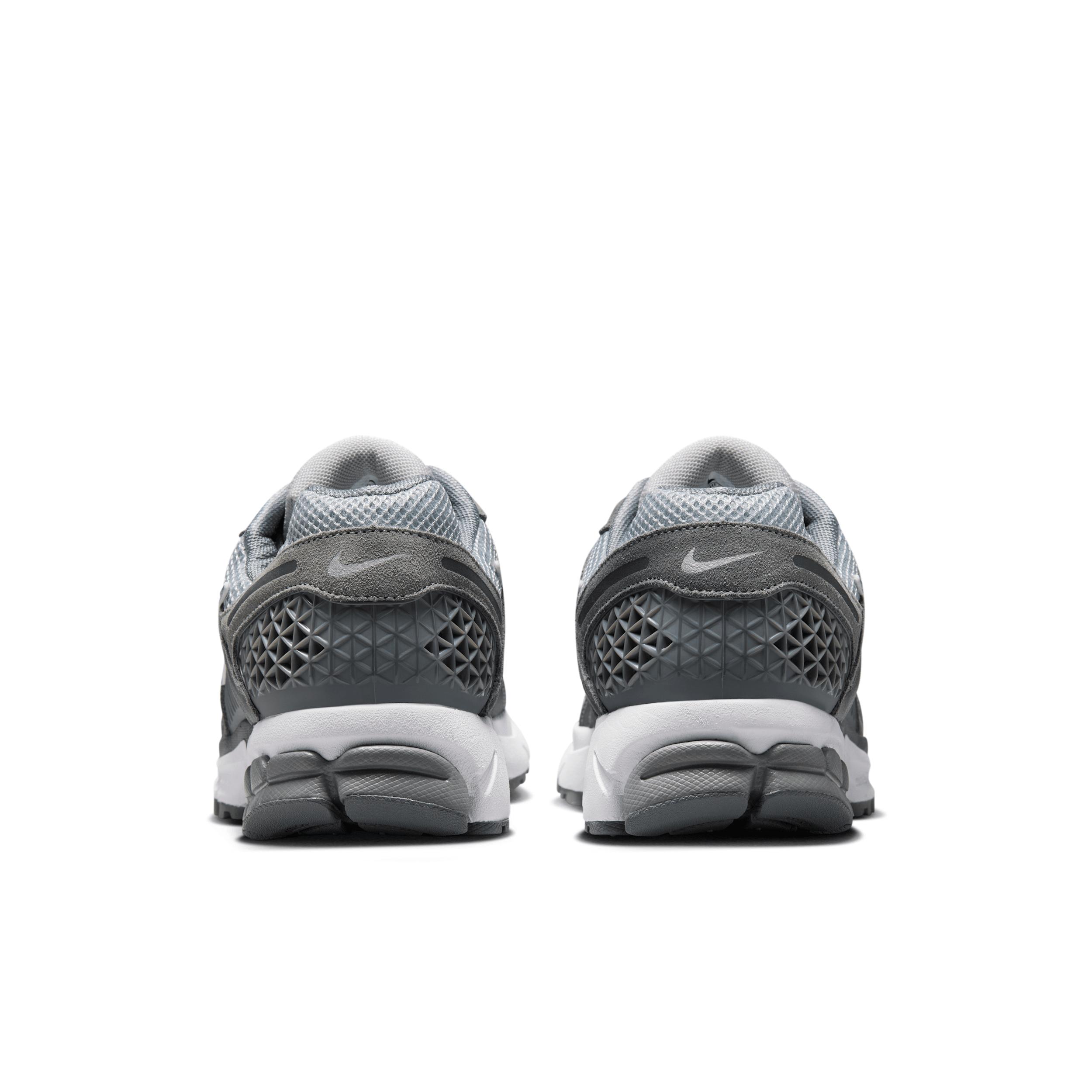 Nike Men's Zoom Vomero 5 Shoes Product Image