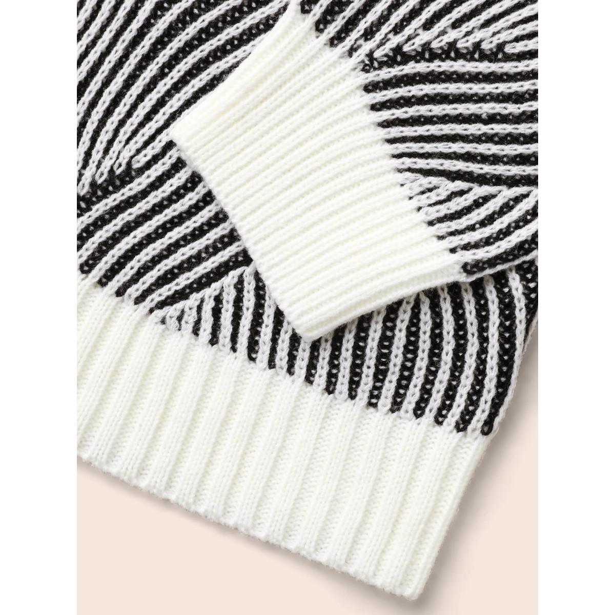 Plus Size Texture Contrast Round Neck Pullover Black Women Casual Loose Long Sleeve Round Neck Everyday Pullovers BloomChic 12/L Product Image