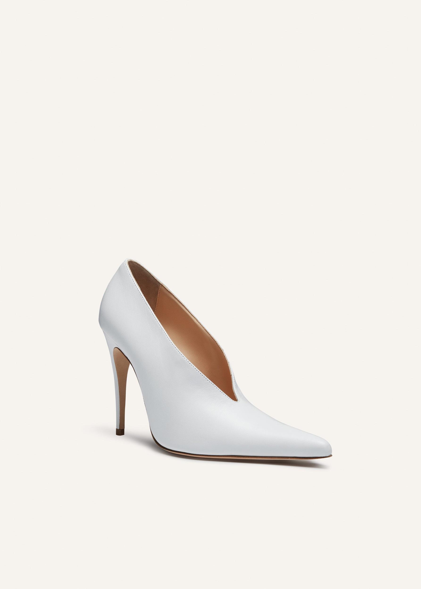 Pointed pumps in white leather Product Image