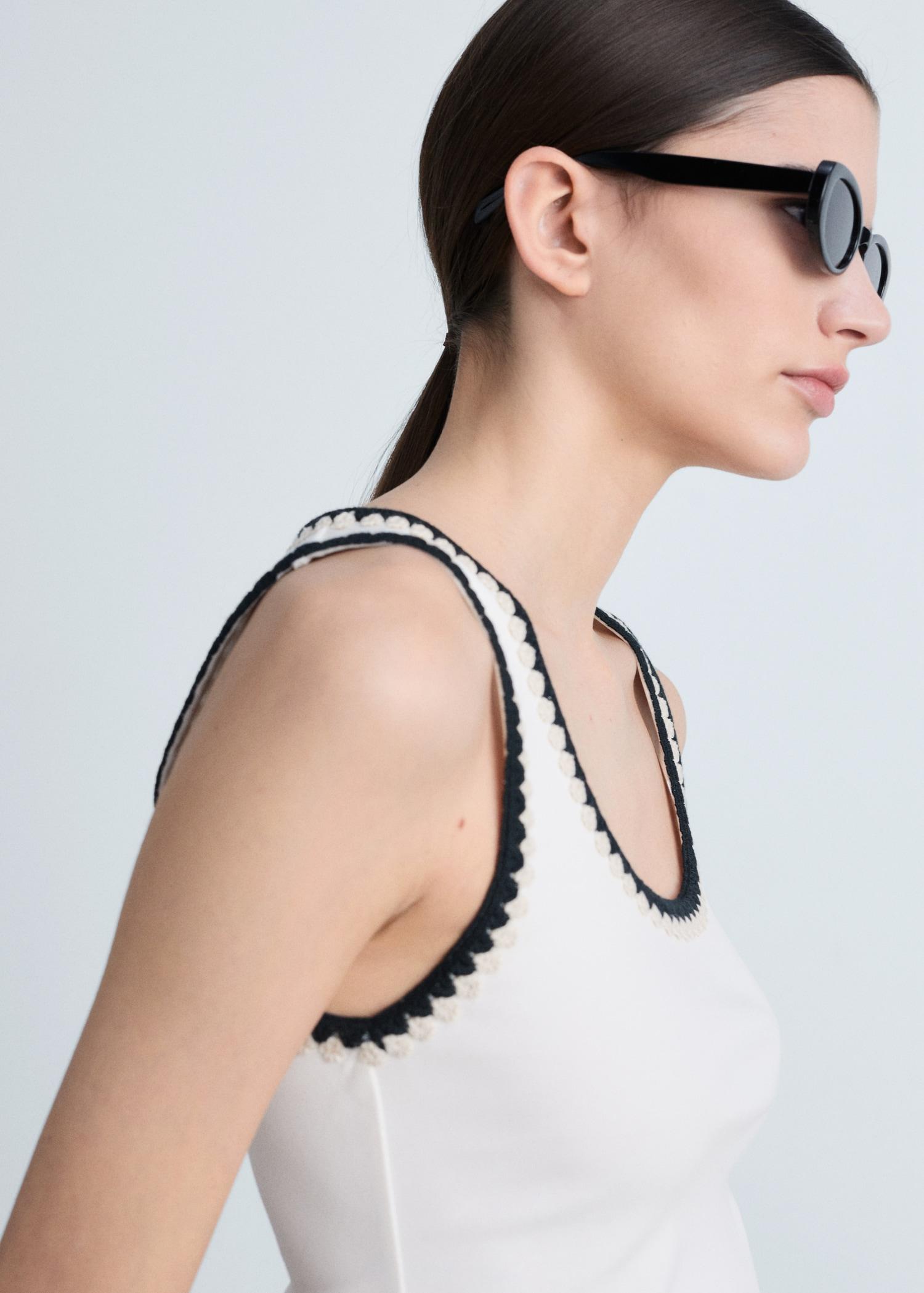 Low-cut top with contrasting trim - Women | MANGO USA Product Image