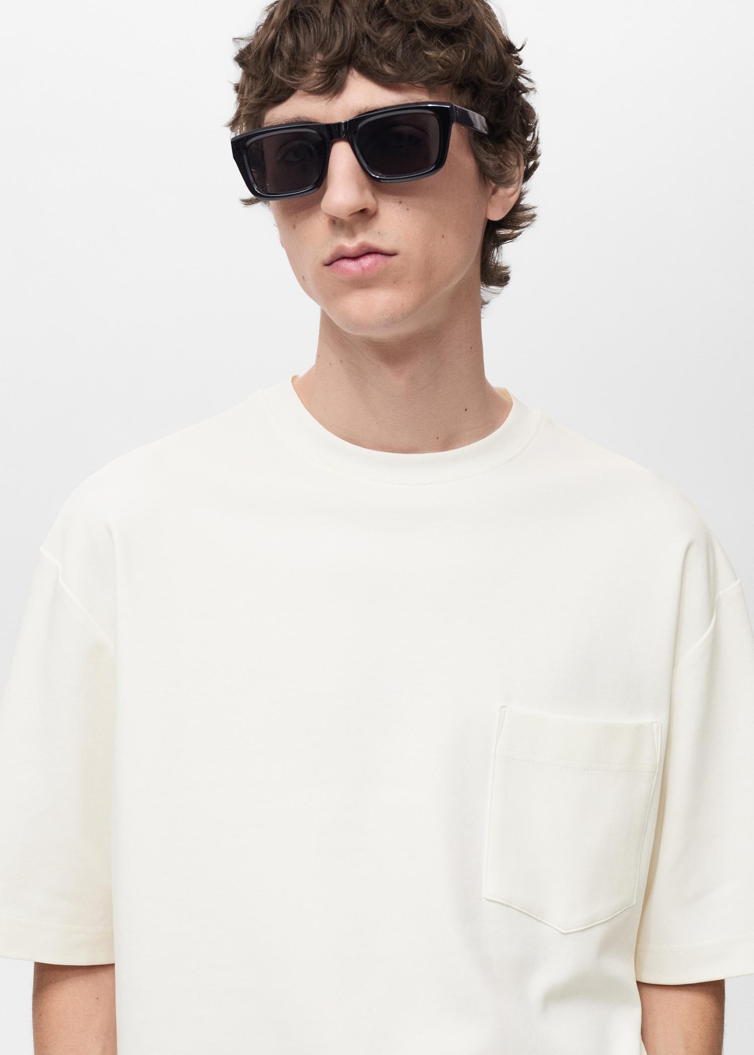 Oversized t-shirt with pocket - Men | MANGO USA Product Image