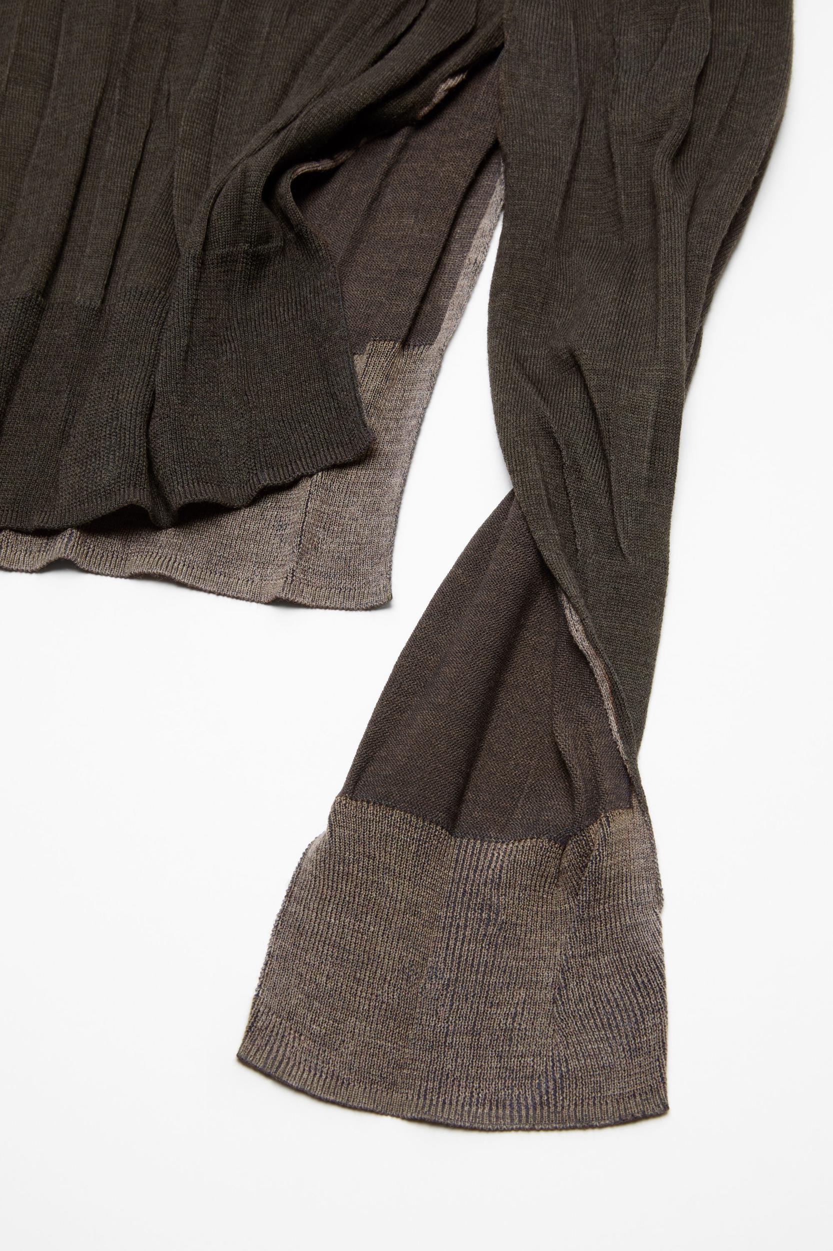 Wrinkled v-neck sweater Product Image
