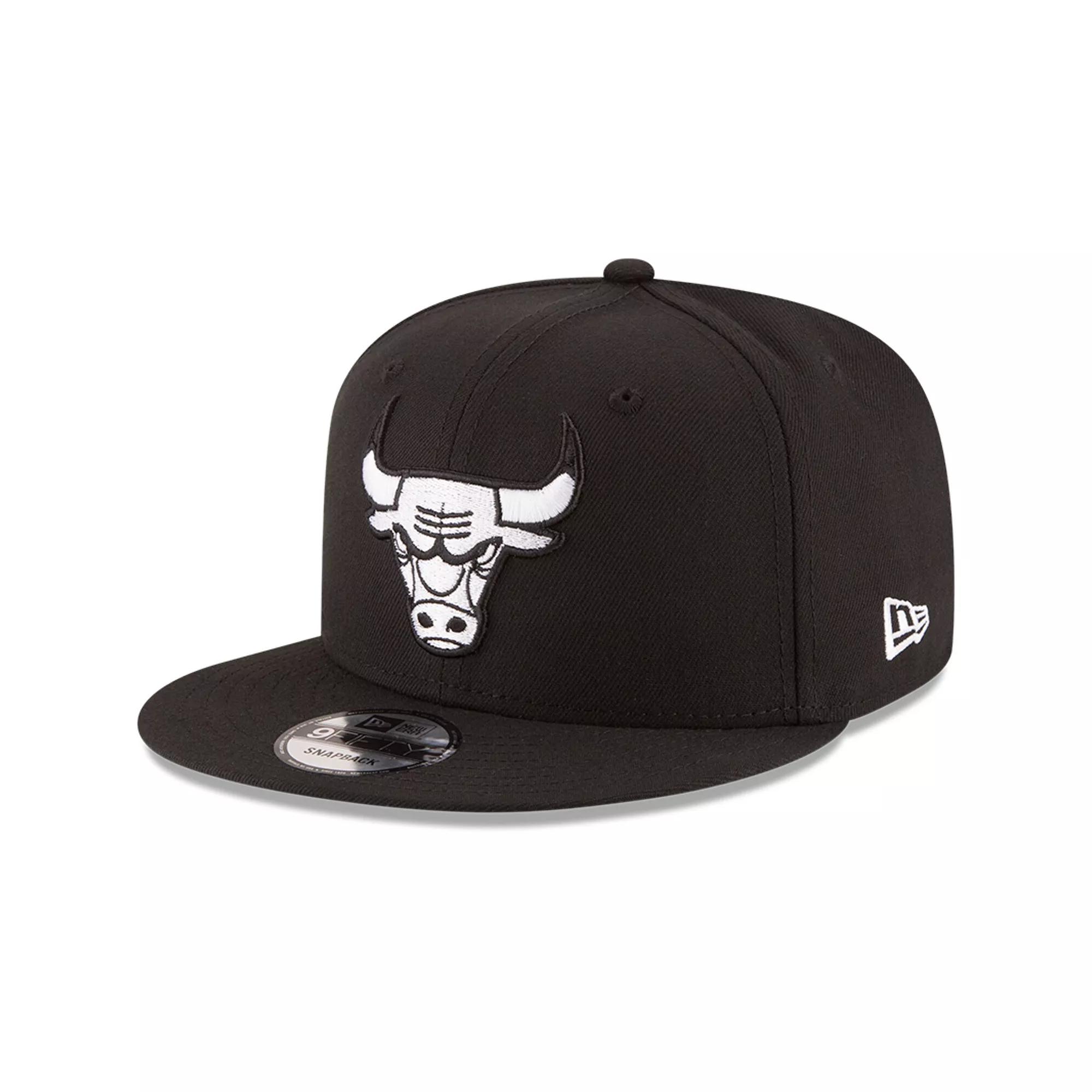 Men's New Era Black Chicago Bulls Black & White Logo 9FIFTY Adjustable Snapback Hat Product Image