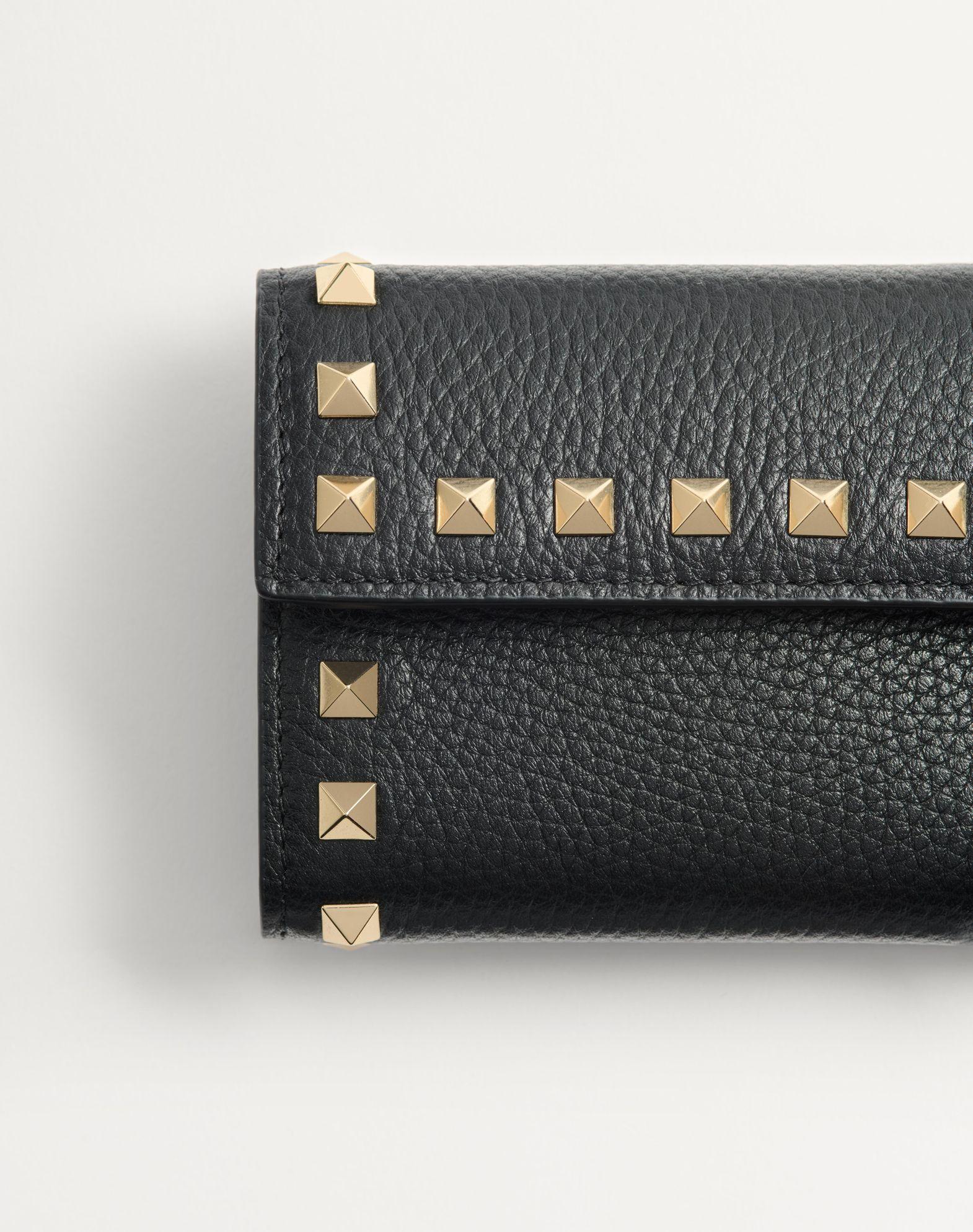 Rockstud Trifold Wallet In Grainy Calfskin Product Image