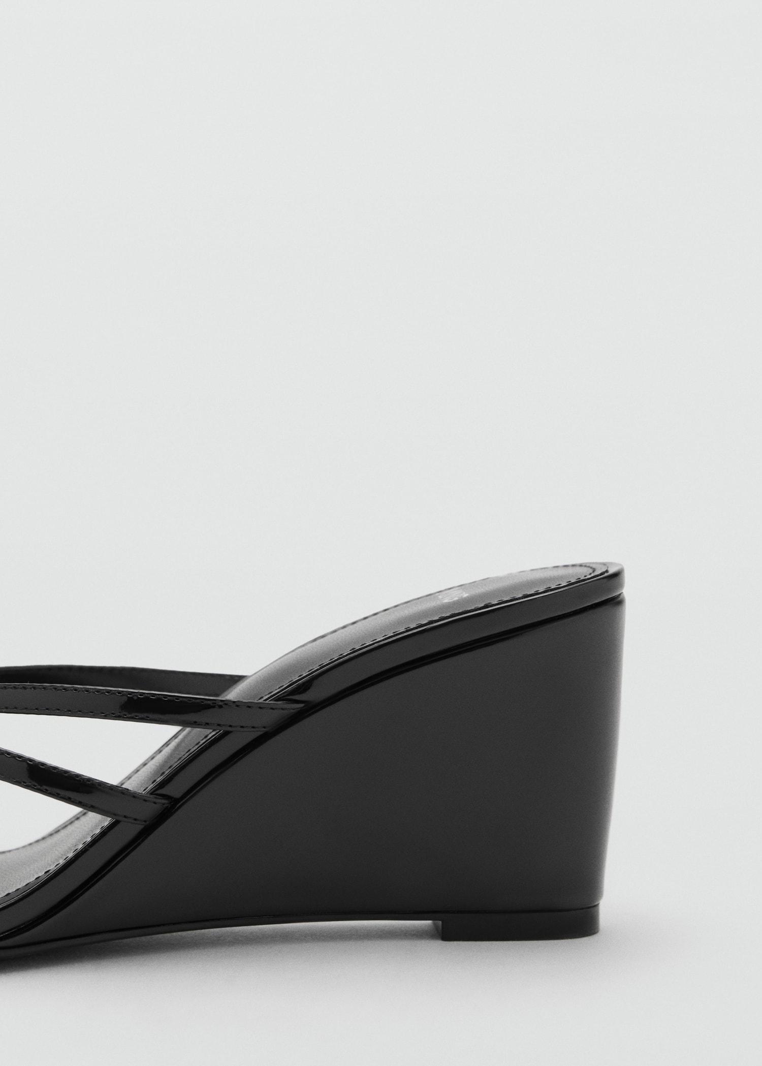 Wedge sandals with crisscross straps - Women | MANGO USA Product Image