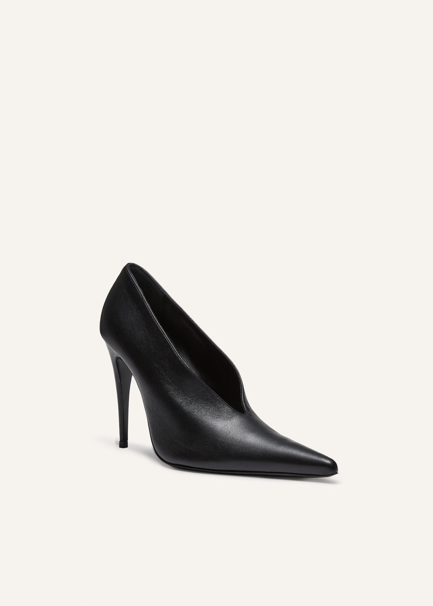 Pointed pumps in black leather Product Image