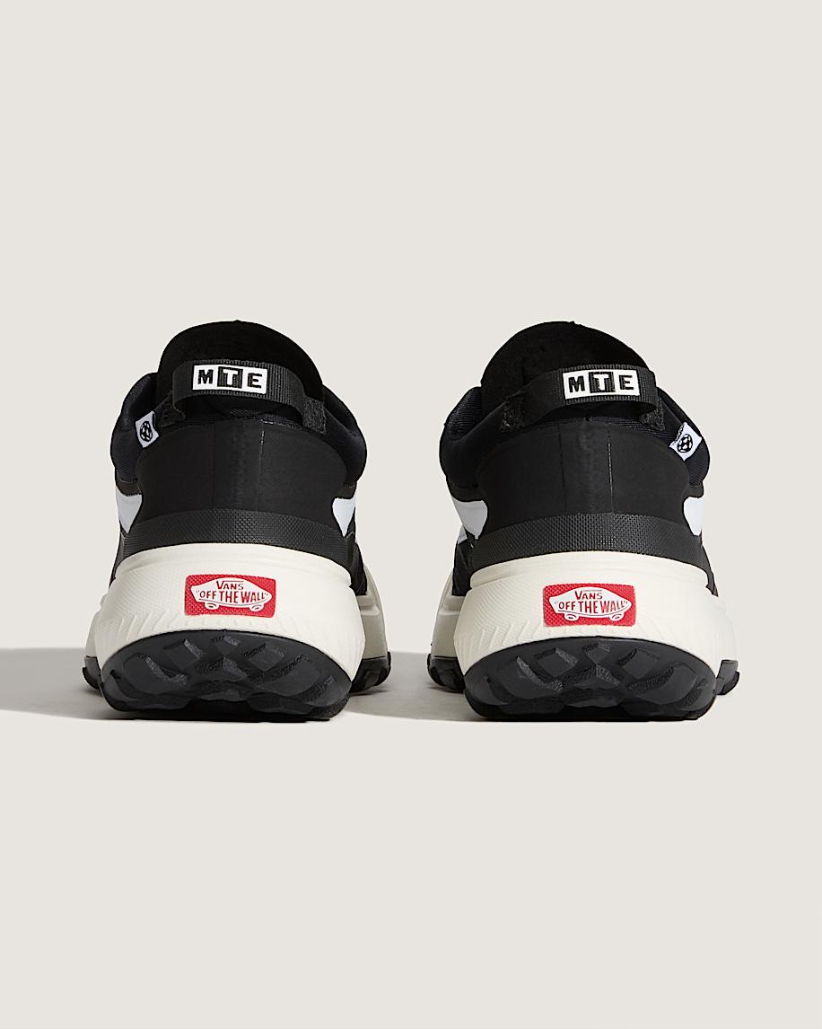 Crosspath Shoe in Black / White| Vans US Product Image