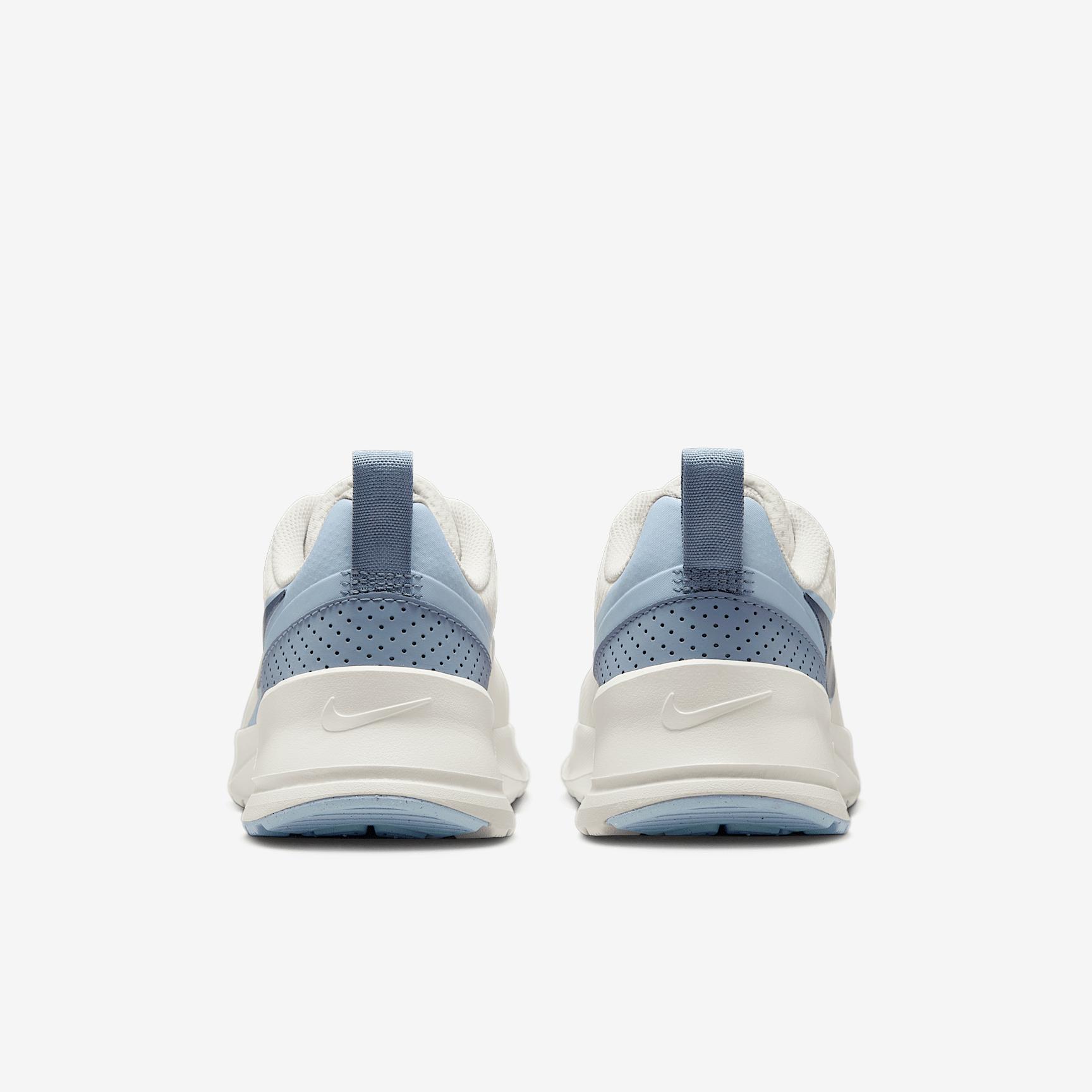 Nike Women's Air Max Nuaxis Shoes Product Image