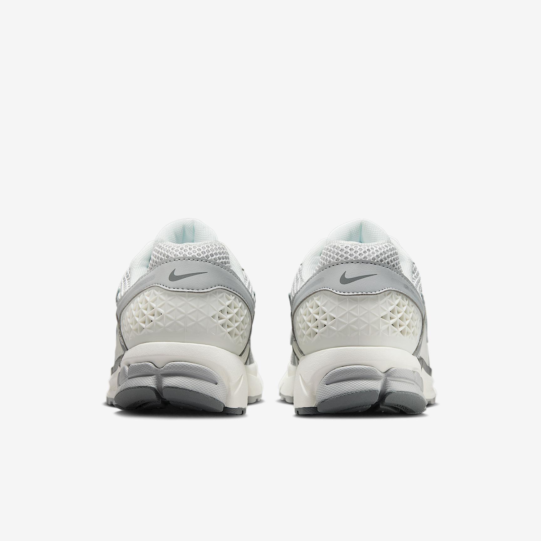 Nike Mens Zoom Vomero Shoes | IM2219-121 Product Image