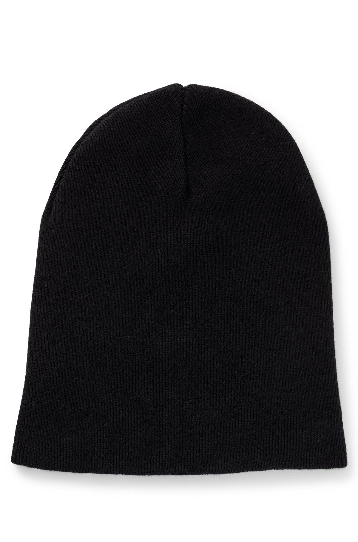Cotton-knit beanie with blue logo label Product Image