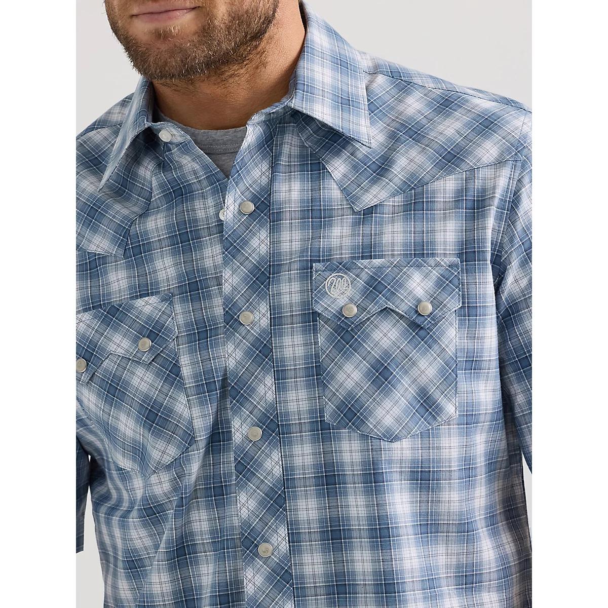 Men's Wrangler Retro® Short Sleeve Sawtooth Pocket Western Snap Shirt in Icy Sea Product Image