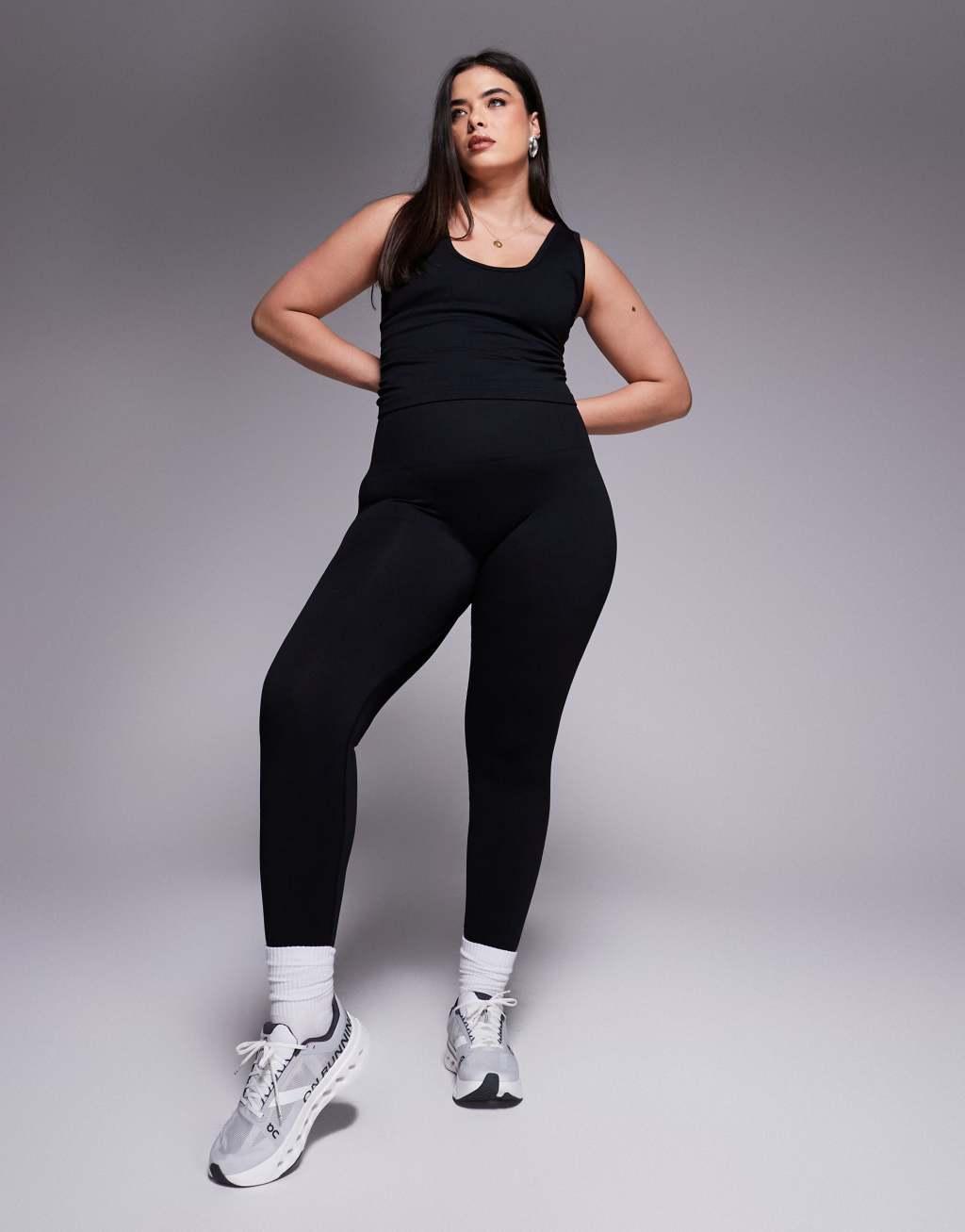 4505 Curve smooth seamless V neck tank top with inner bra in black  Product Image