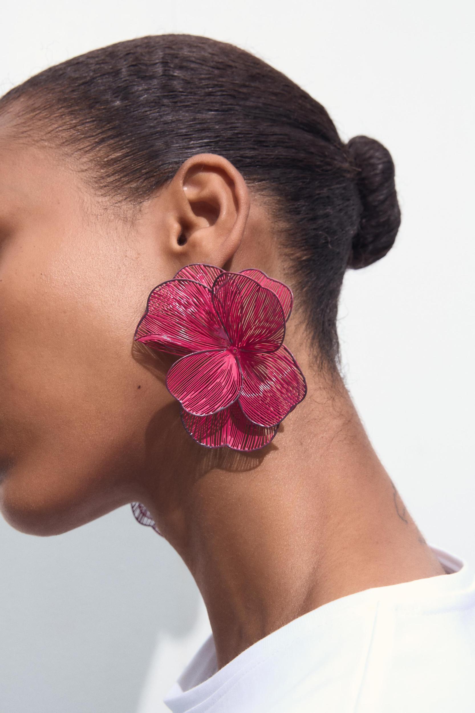 CONTRAST BORDER FLOWER EARRINGS Product Image