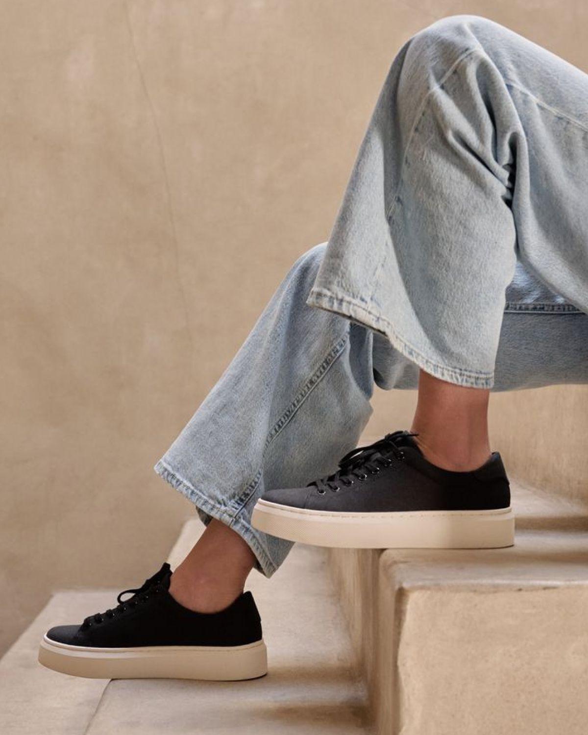 Jumpstreet Sneaker Female Product Image