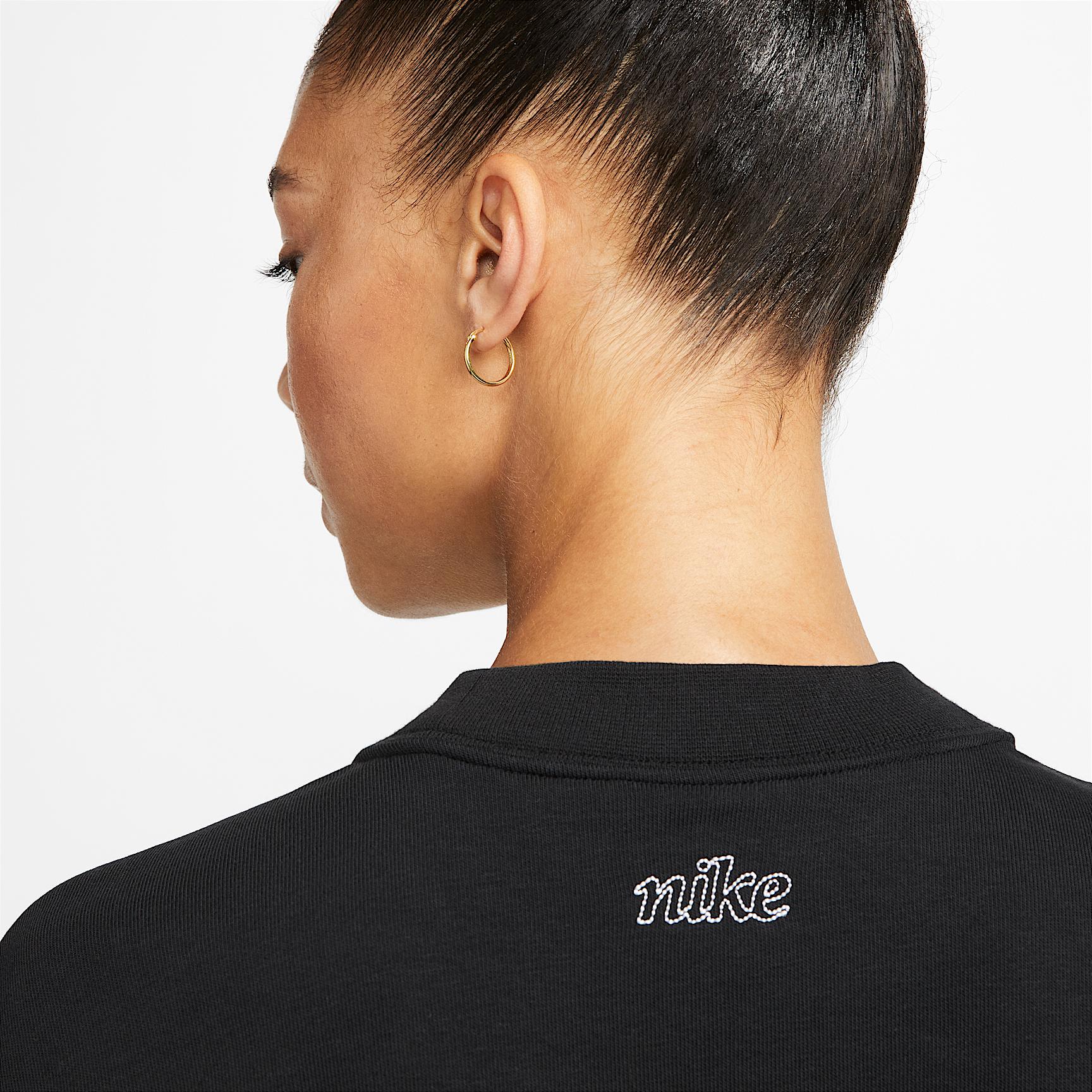 Nike Dri-FIT Get Fit Women's Graphic Crewneck Sweatshirt Product Image