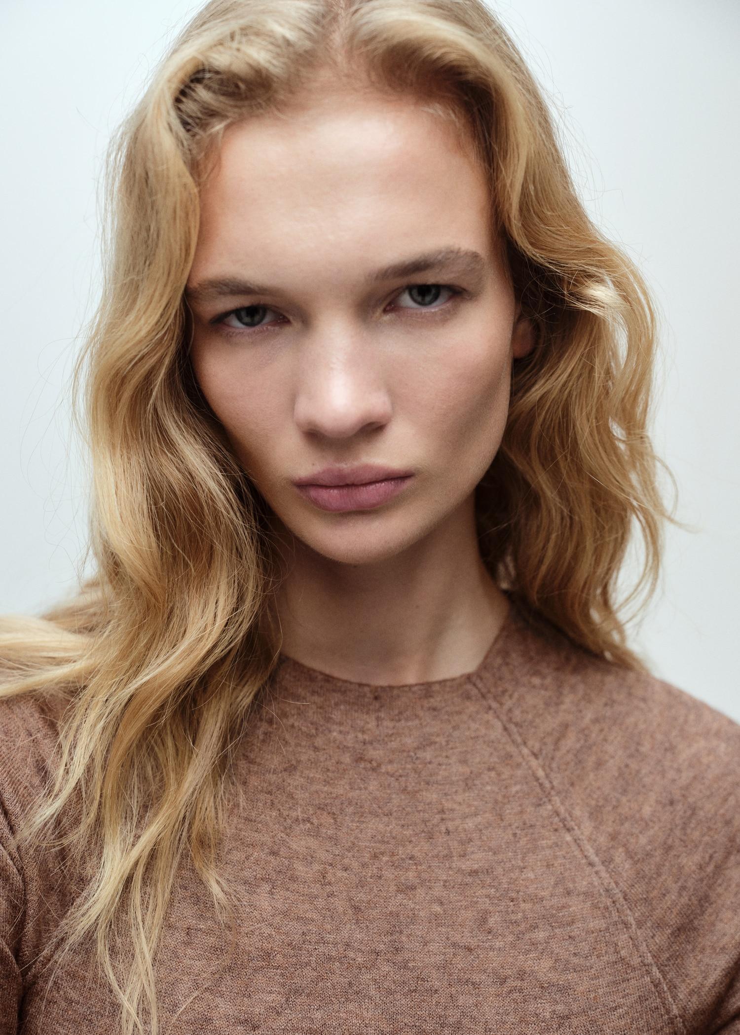 Decorative seam T-shirt - Women | MANGO USA Product Image