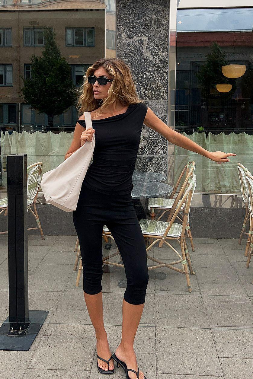 Jersey Capri Leggings Product Image