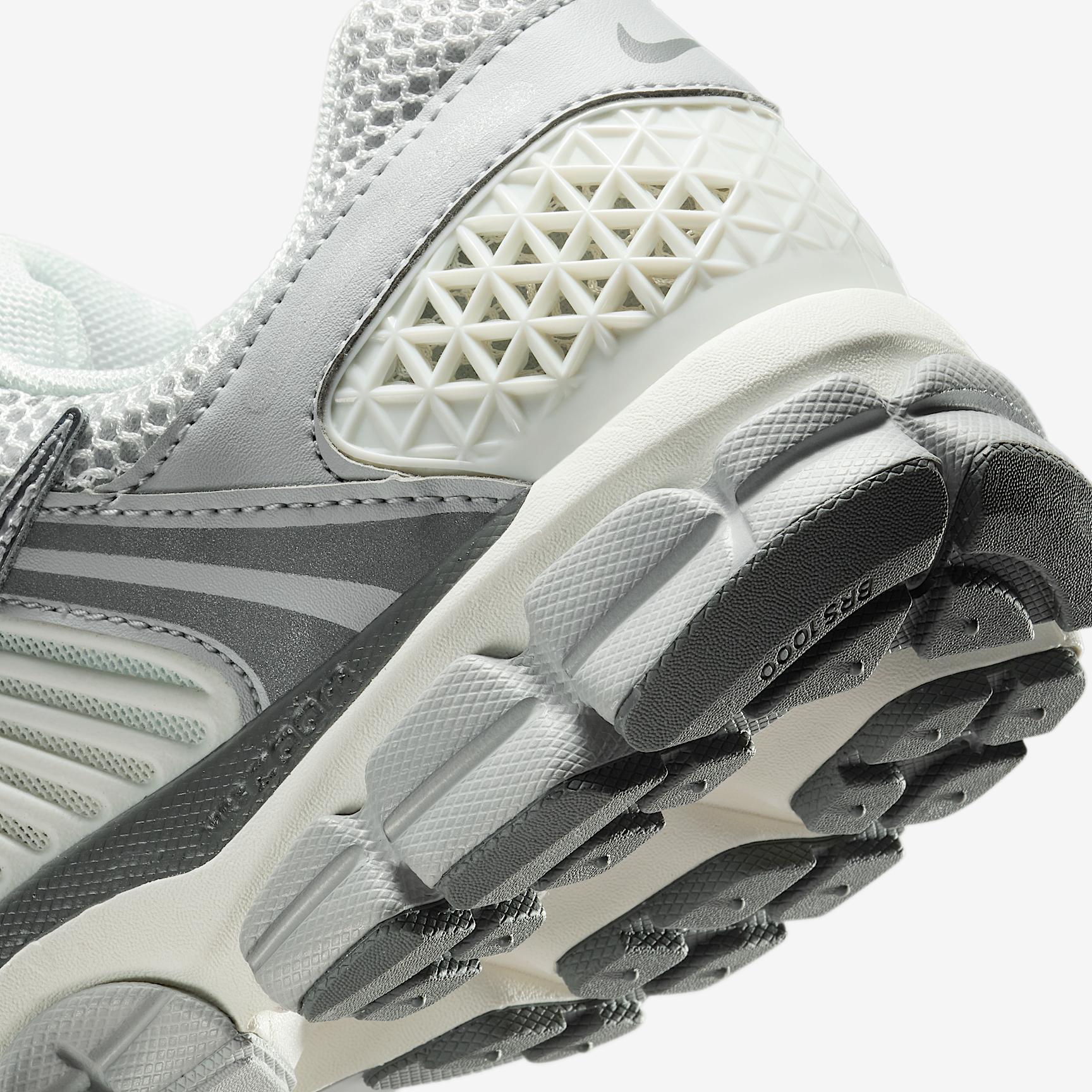 Nike Mens Zoom Vomero Shoes | IM2219-121 Product Image