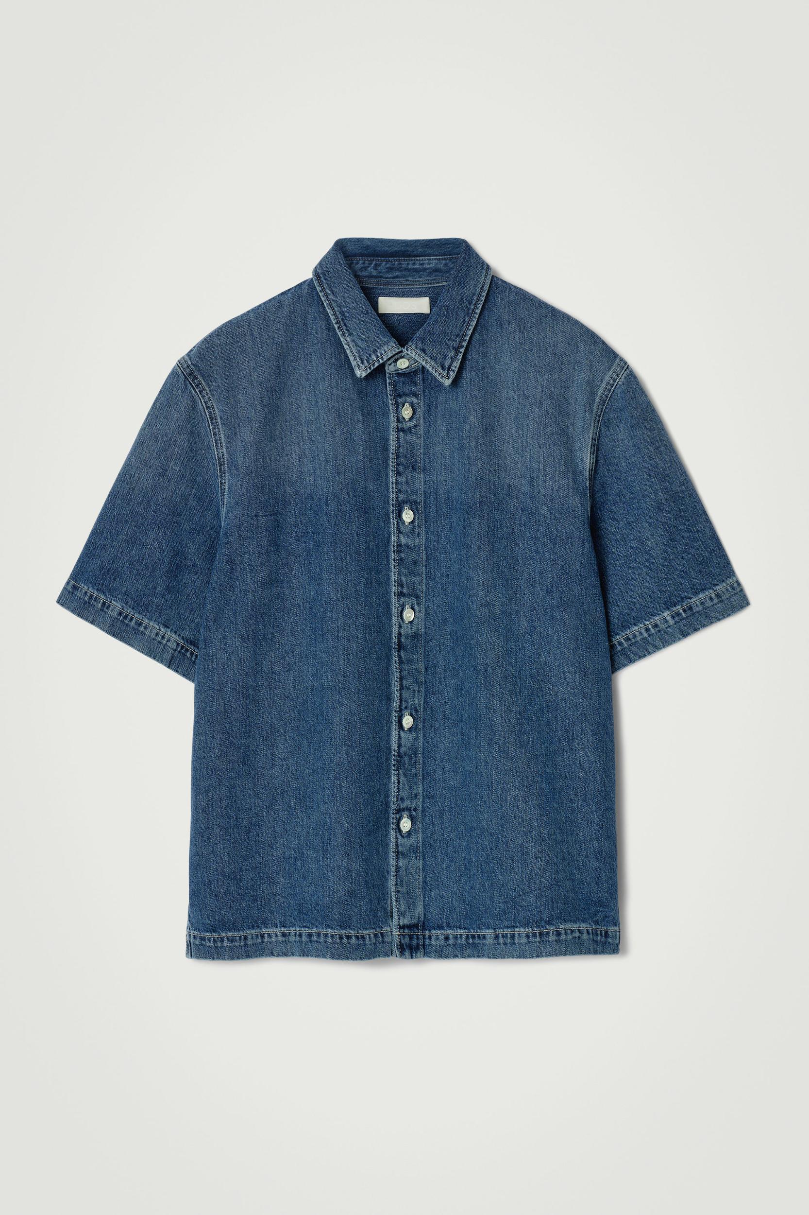 LIGHTWEIGHT SHORT-SLEEVED DENIM SHIRT Product Image