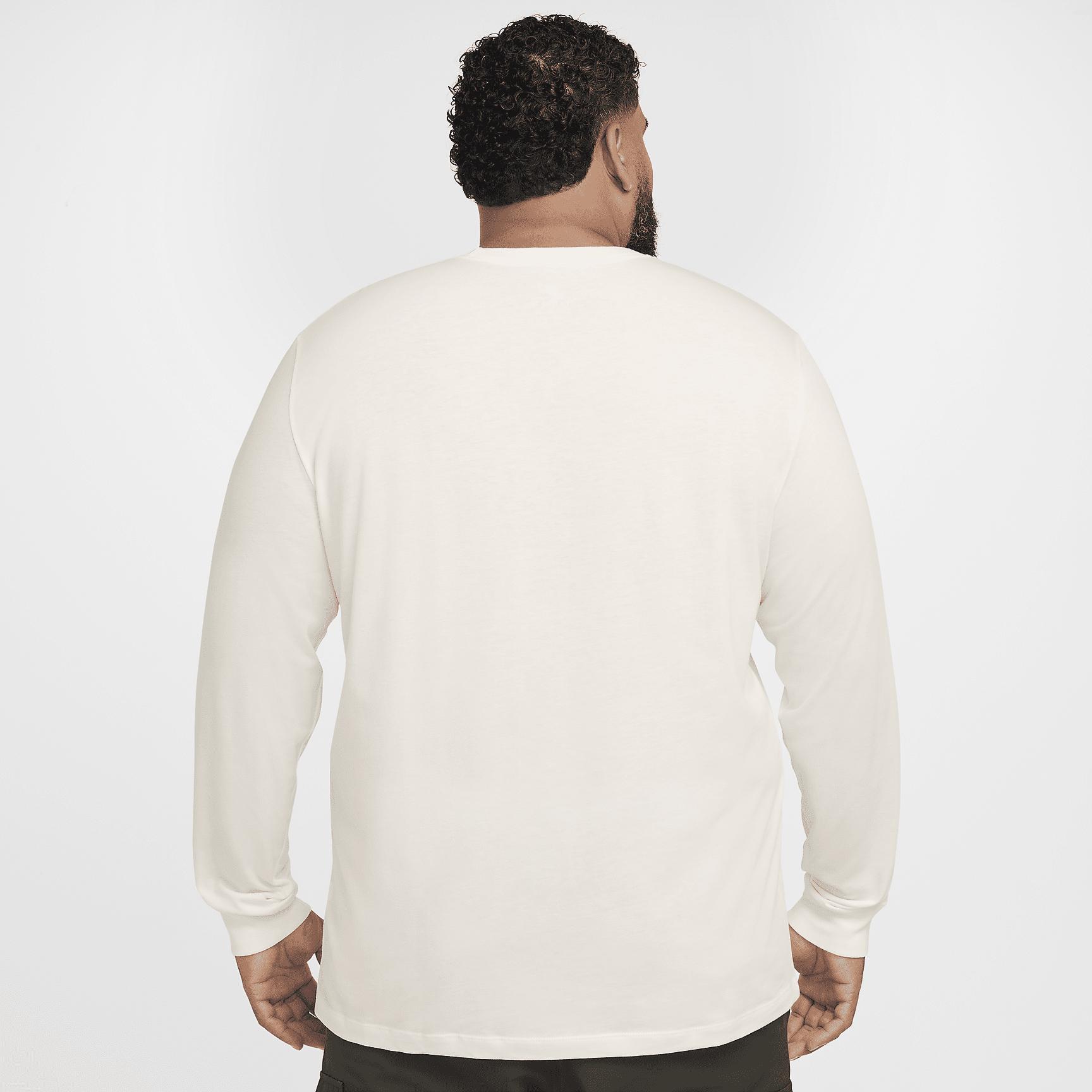 Nike Sportswear Club Long-Sleeve T-Shirt Product Image