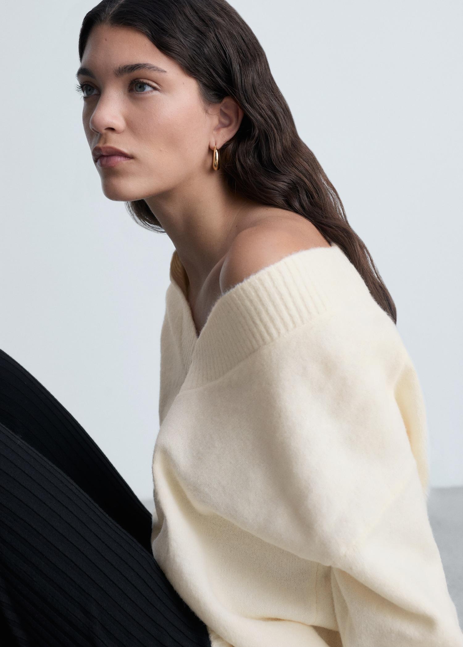 Oversized V-neck sweater - Women | MANGO USA Product Image