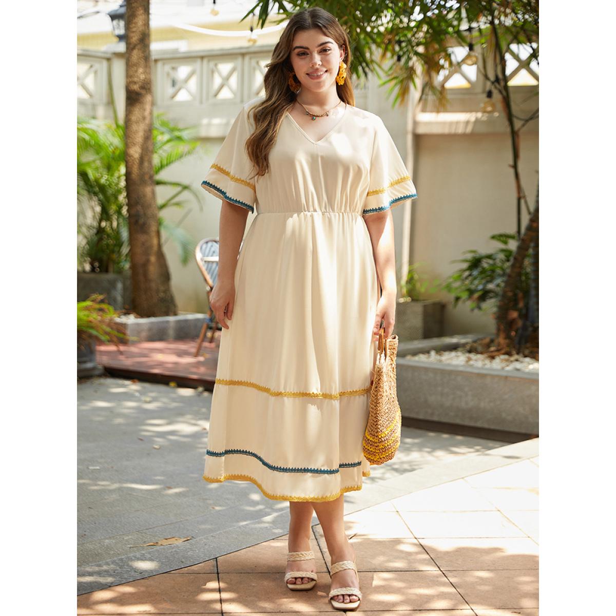 Plus Size Contrast Trim Pocket V Neck Gathered Dress Ivory Women Vacation Gathered V-neck Short sleeve Curvy Midi Dress BloomChic 26/4X Product Image