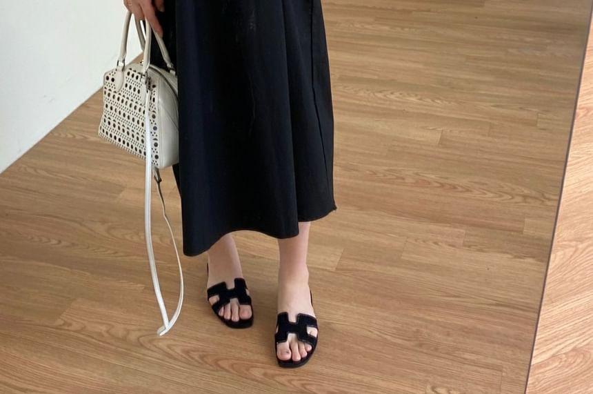 Puff-Sleeve Plain Midi Dress Product Image