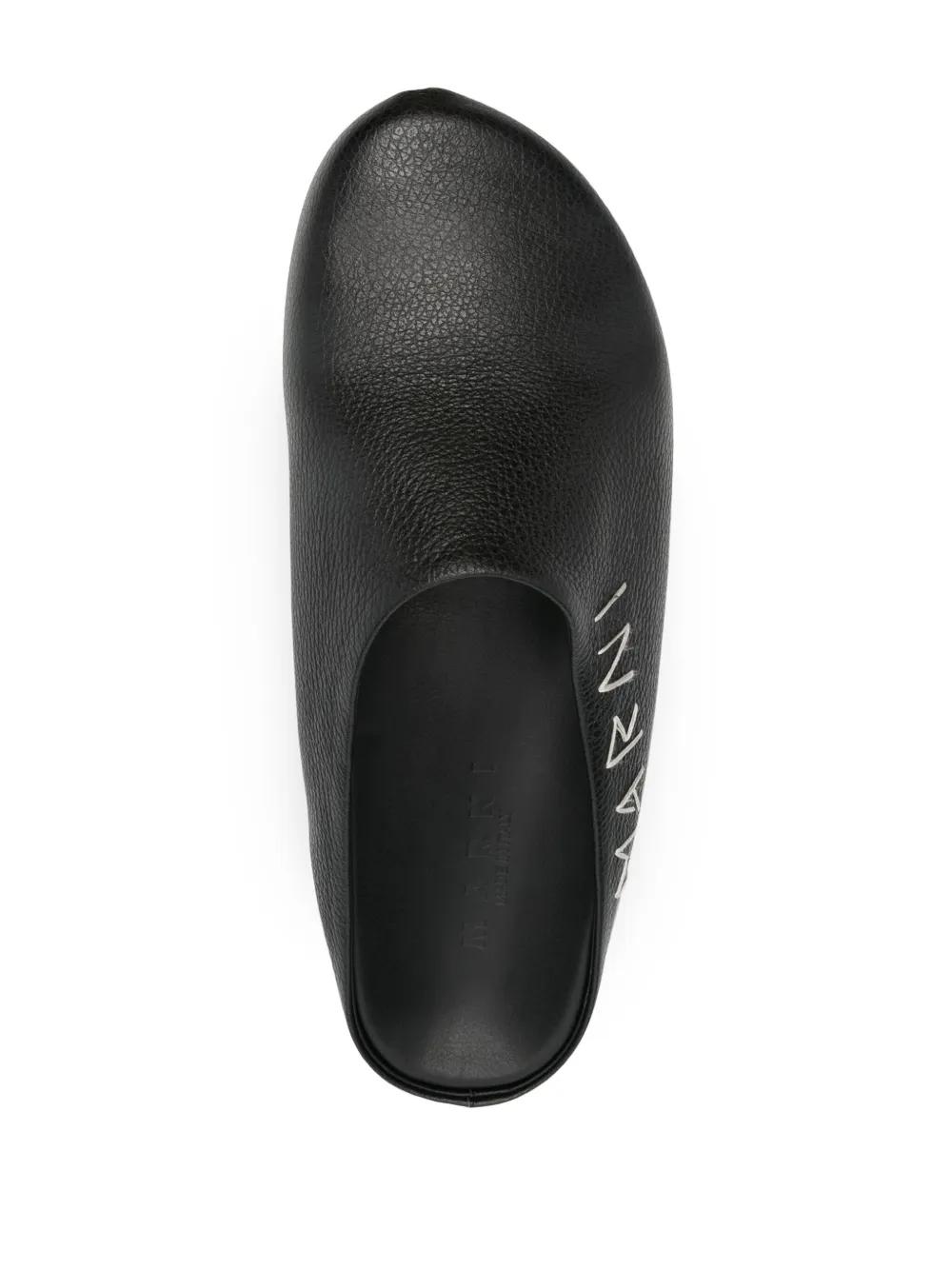 logo-embroidered slippers Product Image