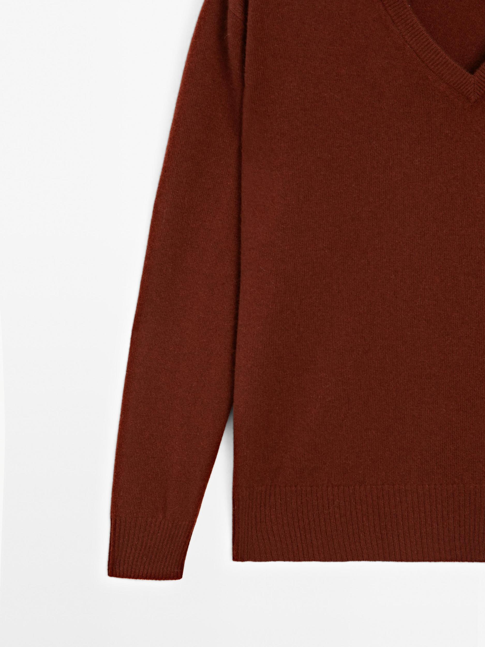 Knit 100% cashmere V-neck sweater Product Image