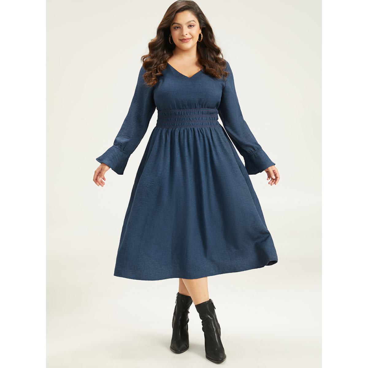 Plus Size Plain Shirred Patchwork Gathered Dress Indigo Women Casual Elastic cuffs V-neck Long Sleeve Curvy Midi Dress BloomChic 12/L Product Image