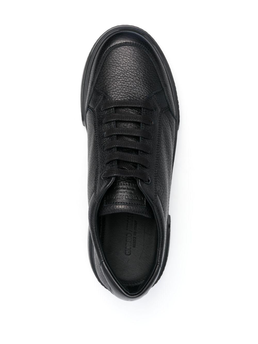 Herren pebbled leather sneakers Product Image