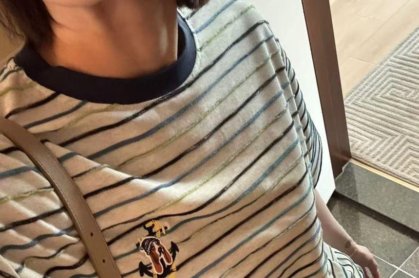 Short-Sleeve Crew Neck Striped Embroidered T-Shirt Product Image